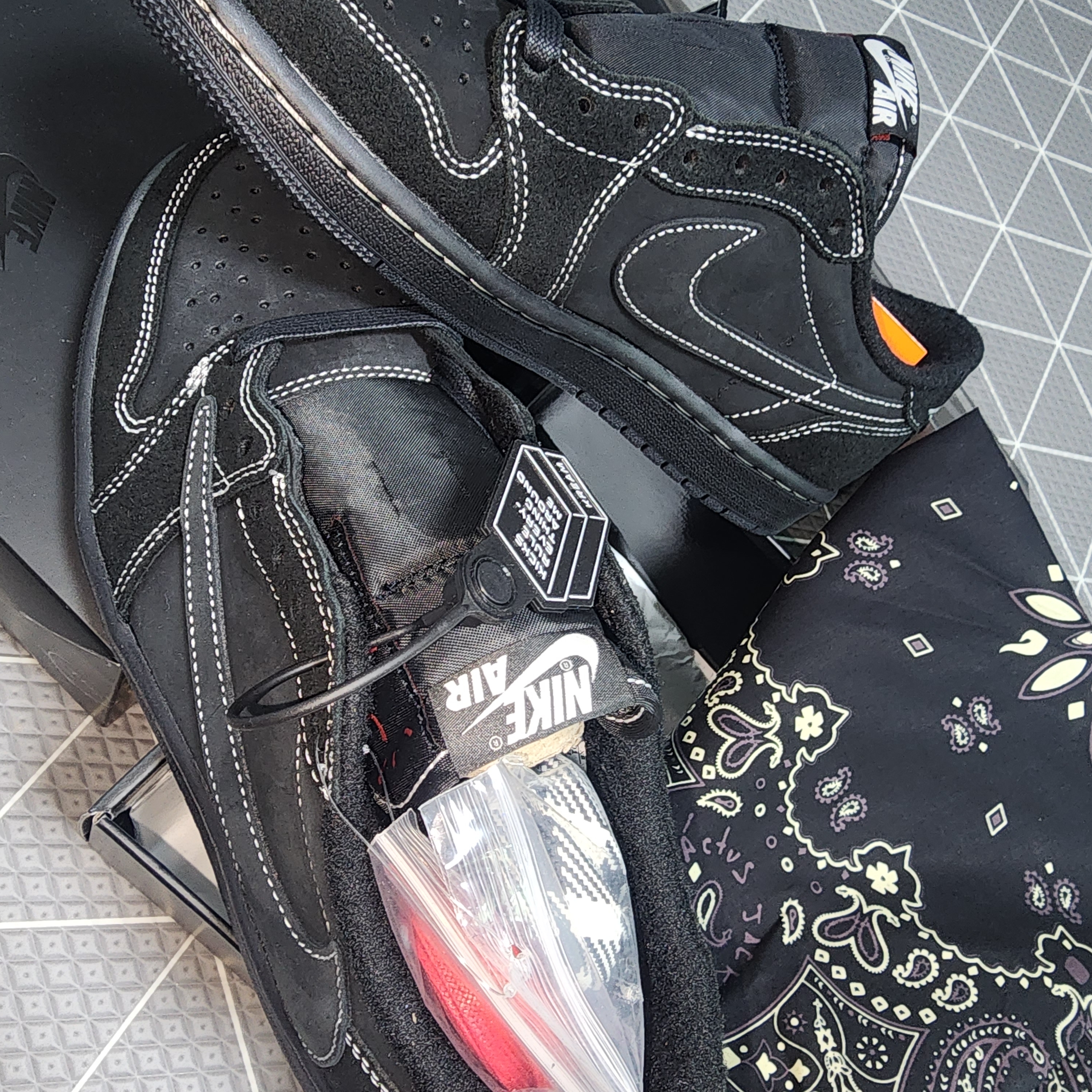 Jordan 1 x Travis Scott Retro Low OG SP Black Phantom 착용 스타일 - 2
