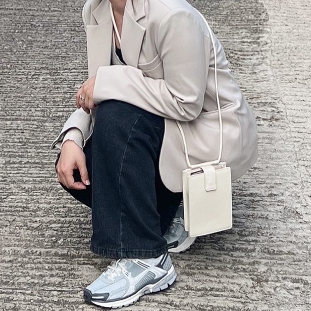 (W) Nike Zoom Vomero 5 Pure Platinum Metallic Silver 착용 스타일