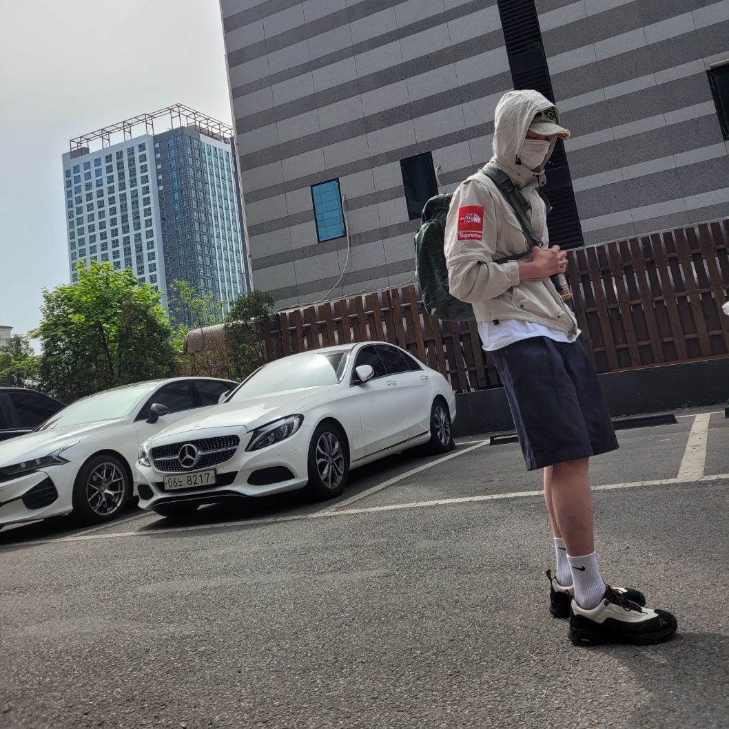 Supreme Field Backpack Olive Gonz - 23SS, Supreme x The North Face Printed Pocket T-Shirt White - 23SS 착용 스타일