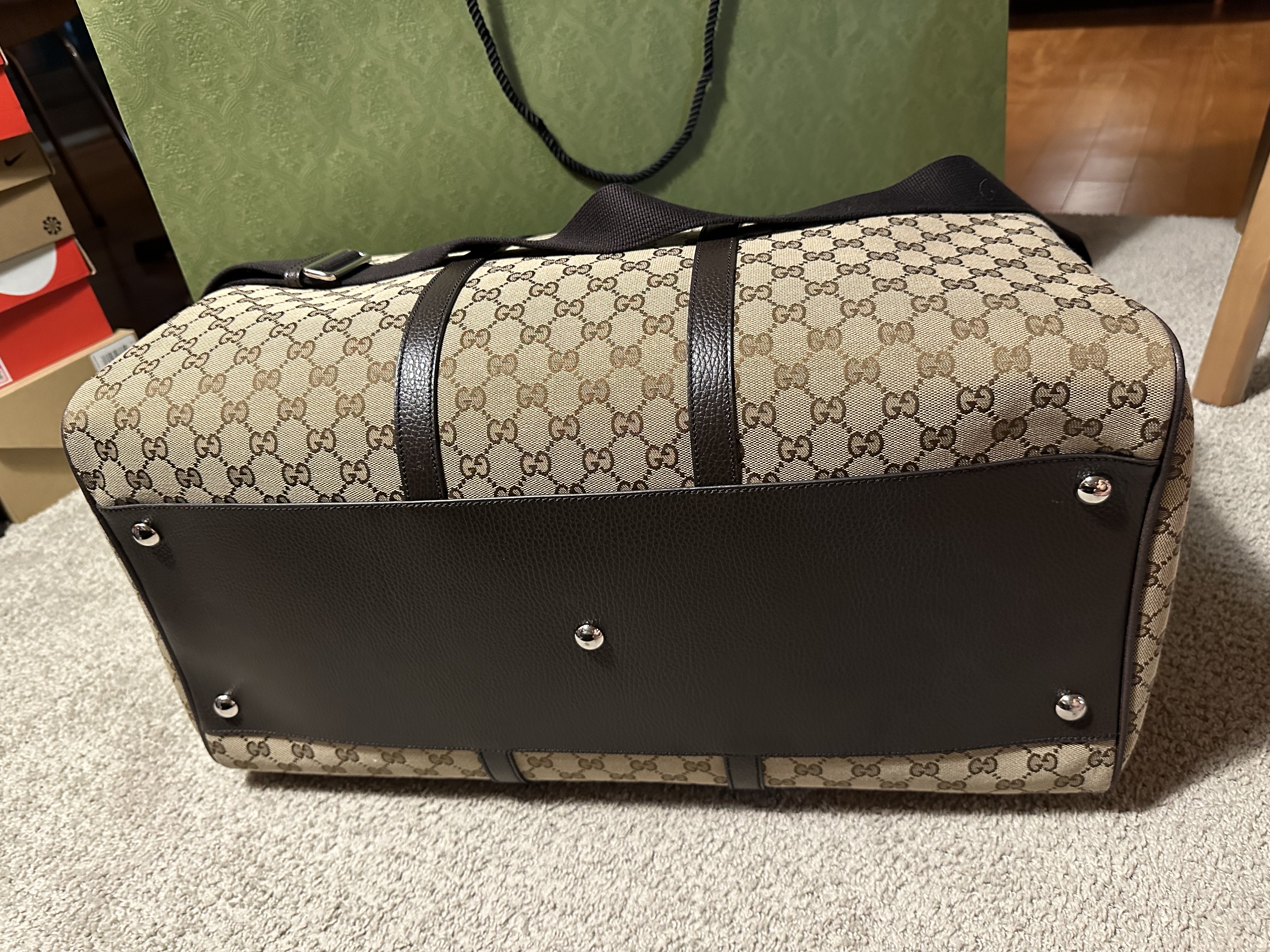Gucci GG Supreme Canvas Boston Bag Beige Ebony 착용 스타일 - 4