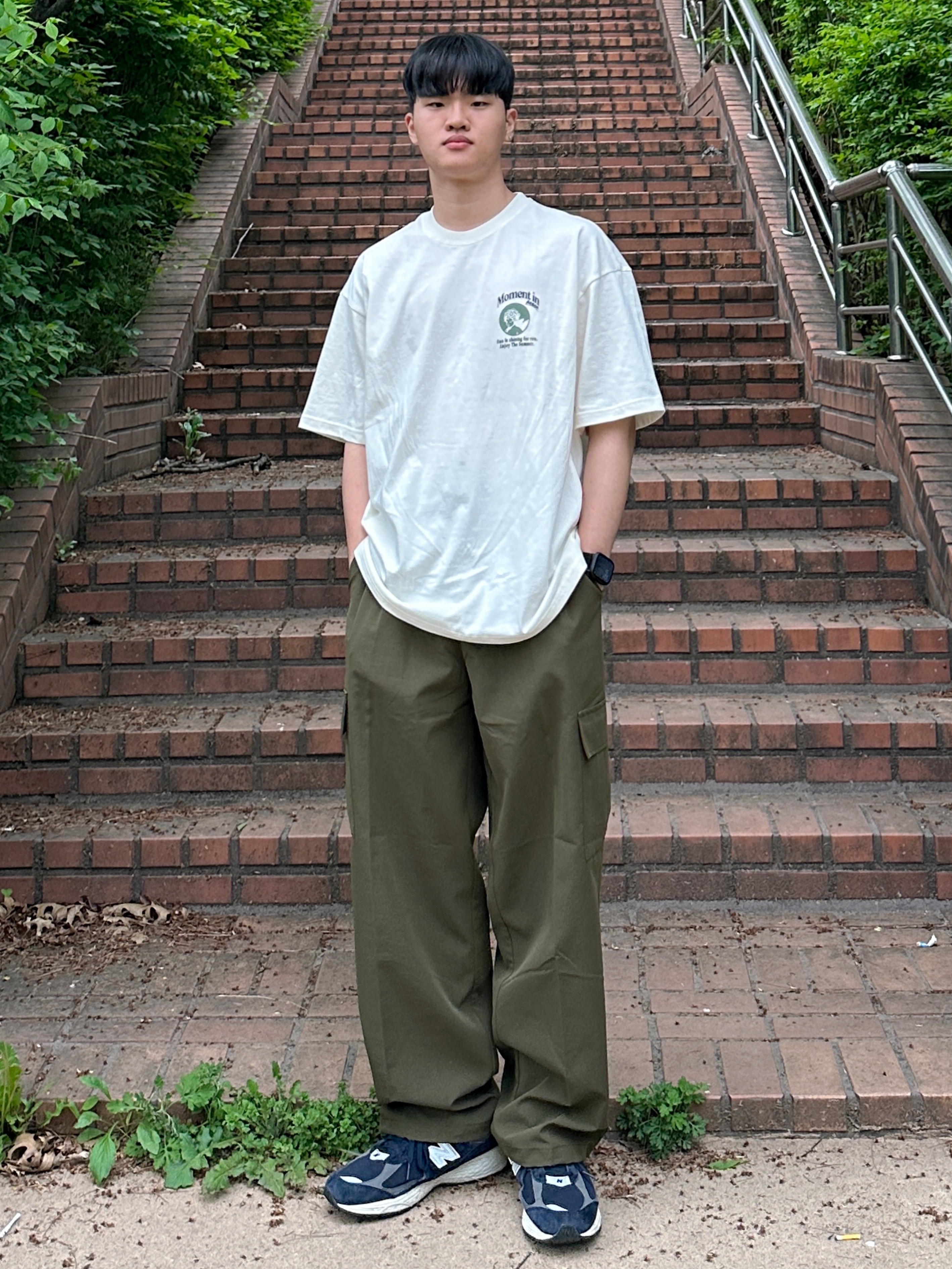 New Balance 2002R Eclipse Castlerock 착용 스타일 - 1