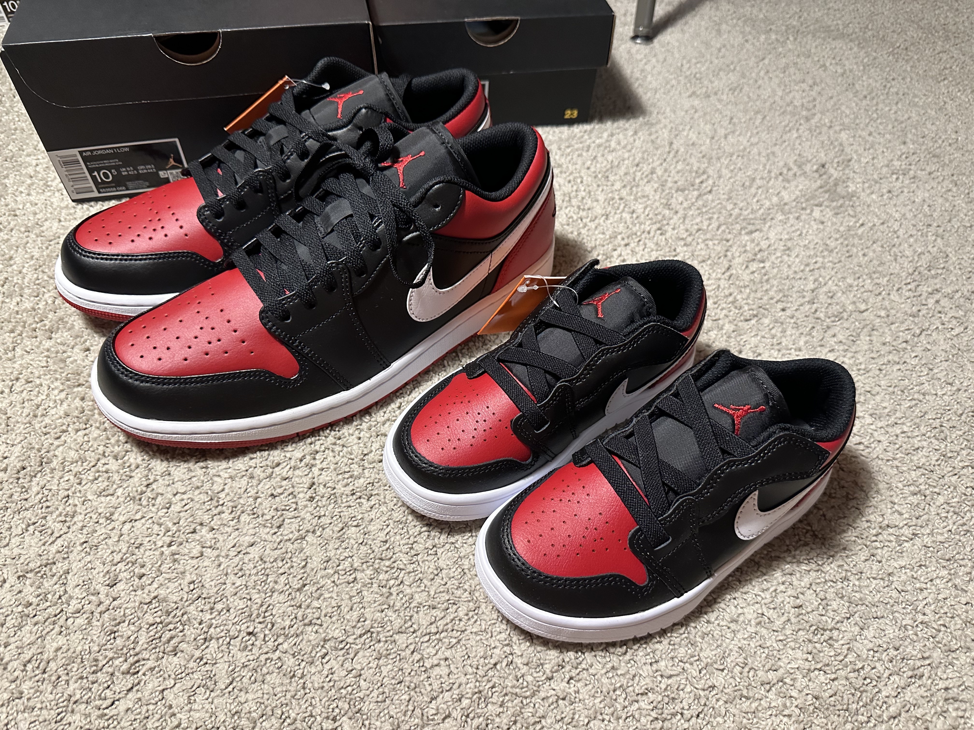 Jordan 1 Low Alternate Bred Toe, (PS) Jordan 1 Low Alt Black Gym Red 착용 스타일 - 1