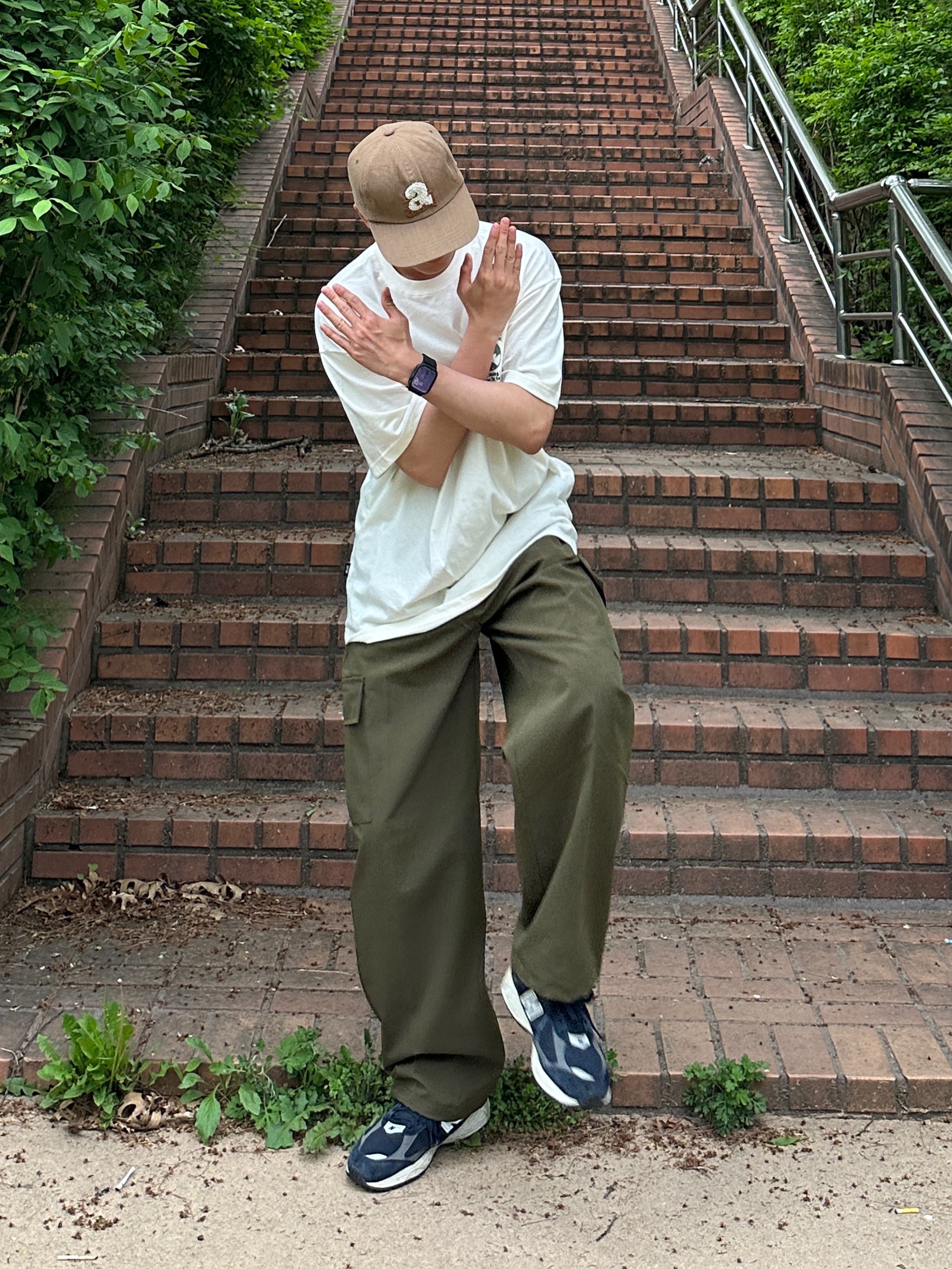 New Balance 2002R Eclipse Castlerock 착용 스타일 - 4