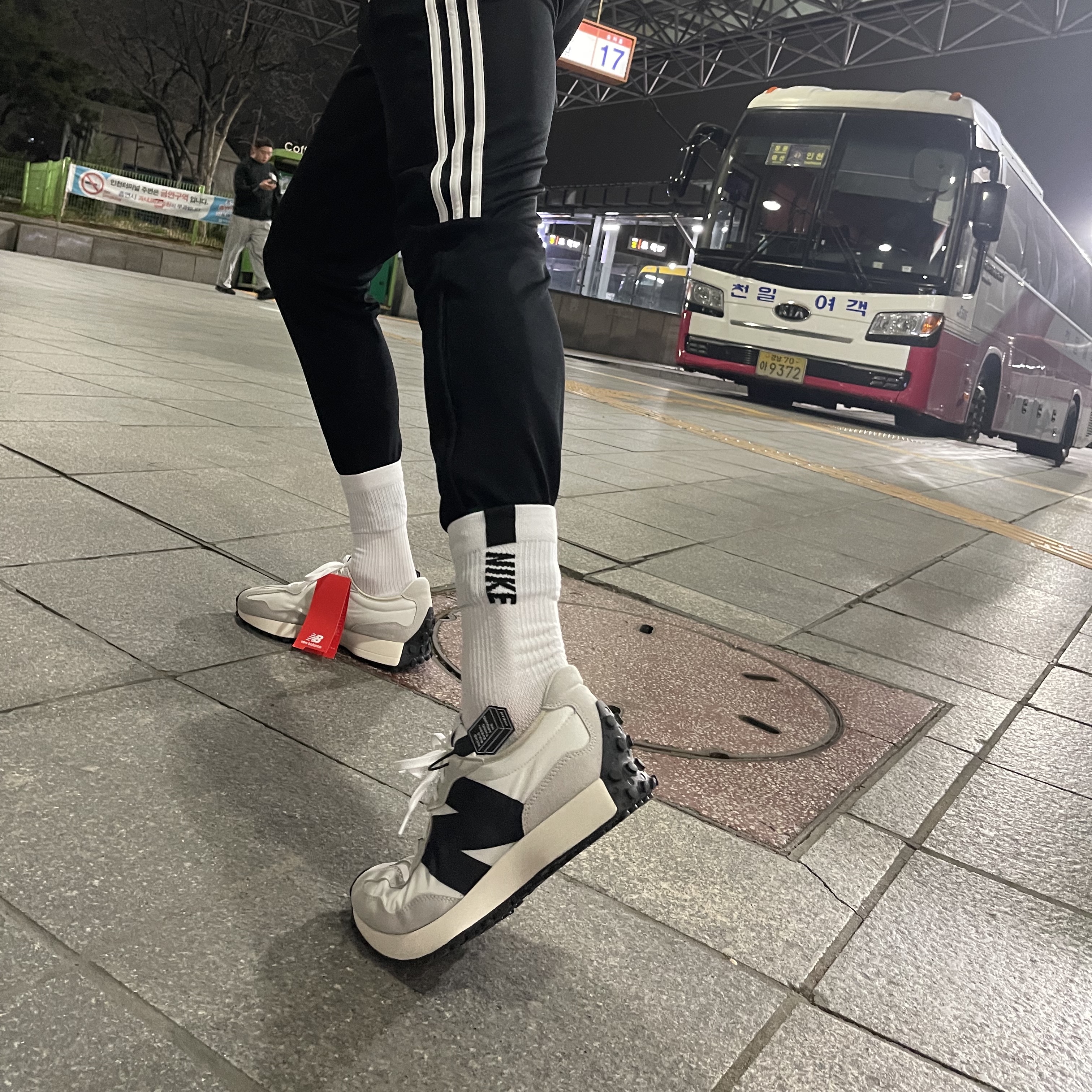 New Balance 327 White Black 착용 스타일 - 1