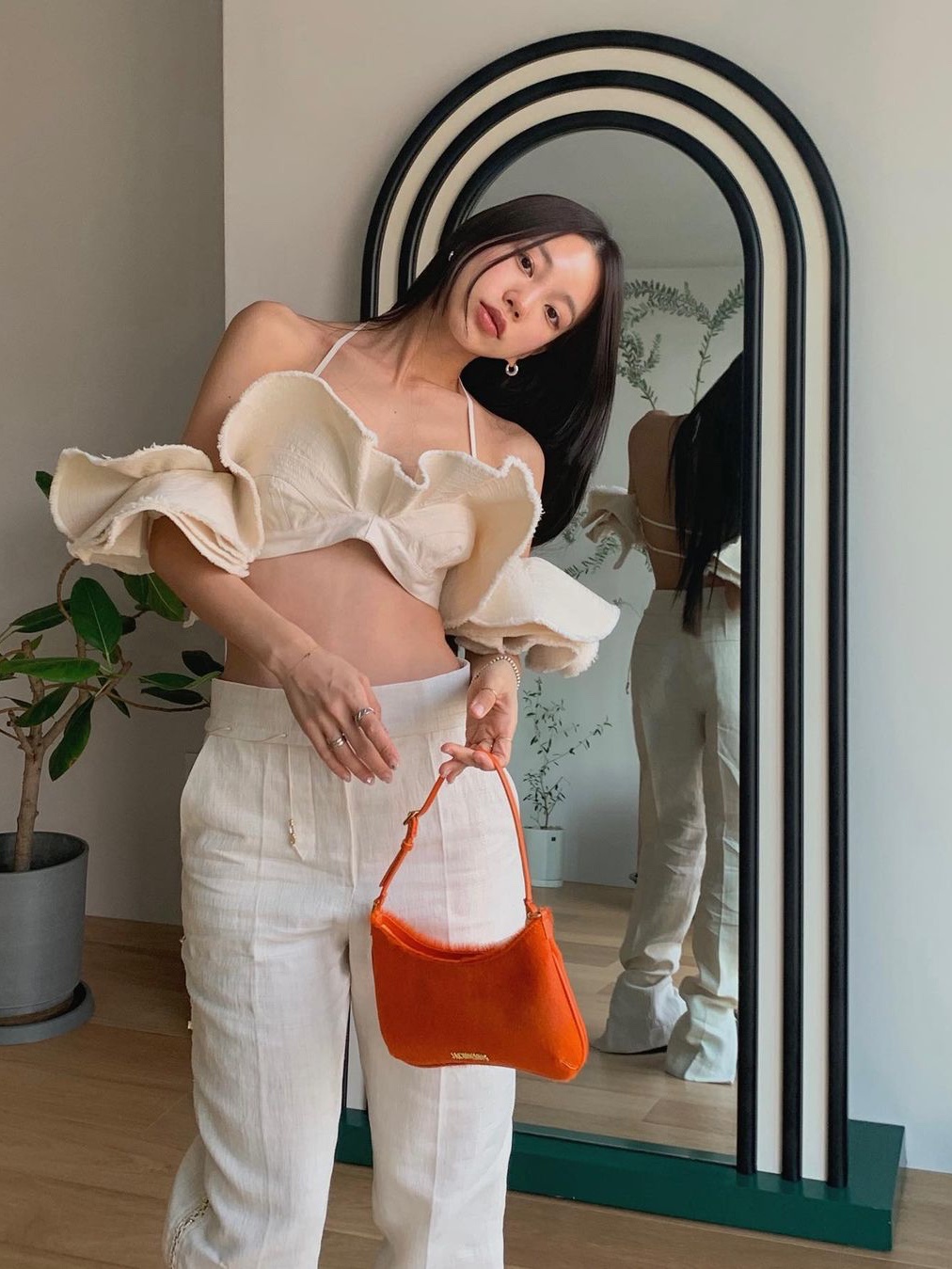 Jacquemus Le Bisou Pony Hair Shoulder Bag Orange 착용 스타일