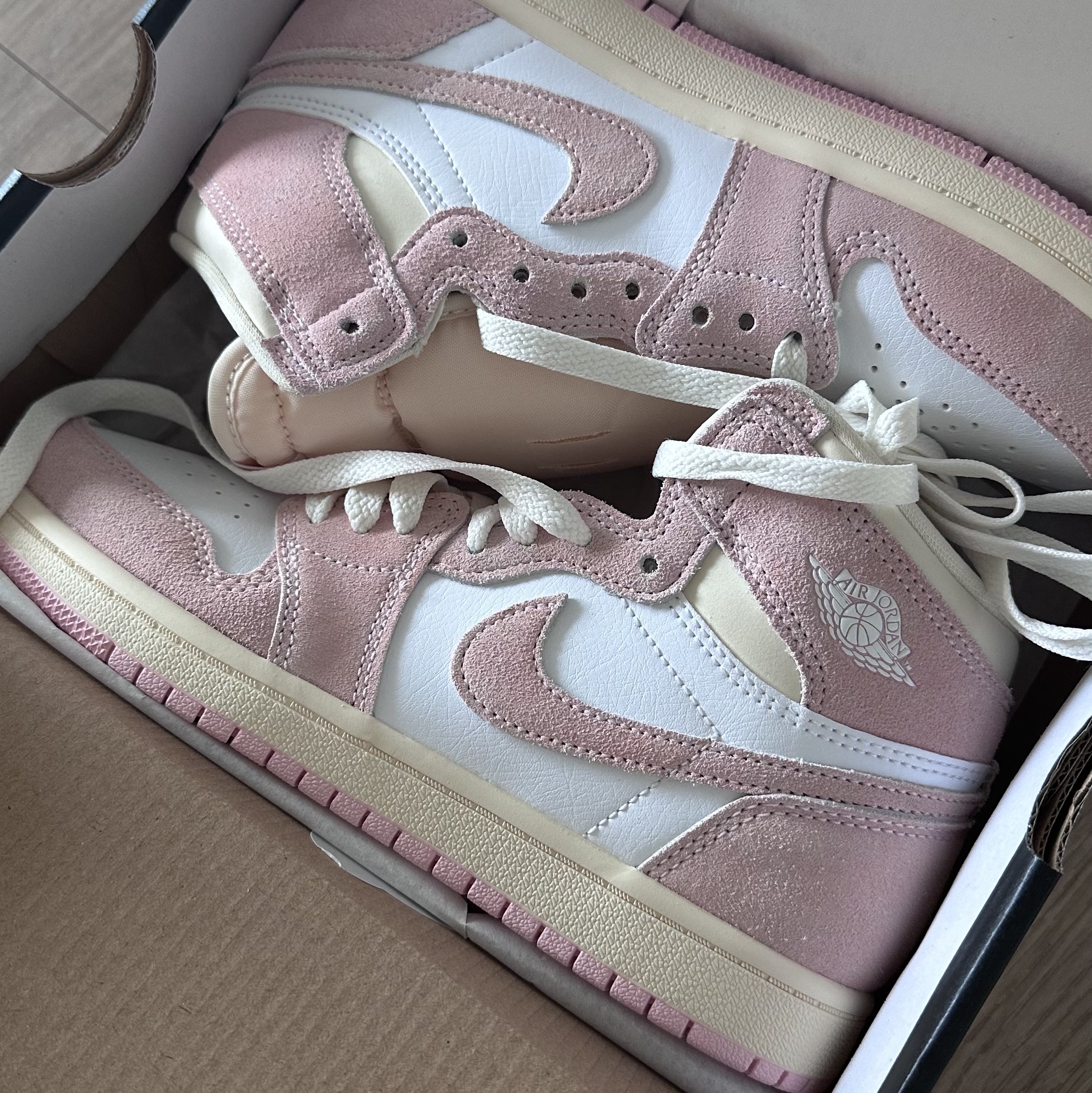 (W) Jordan 1 Retro High OG Coconut Milk and Sail 착용 스타일