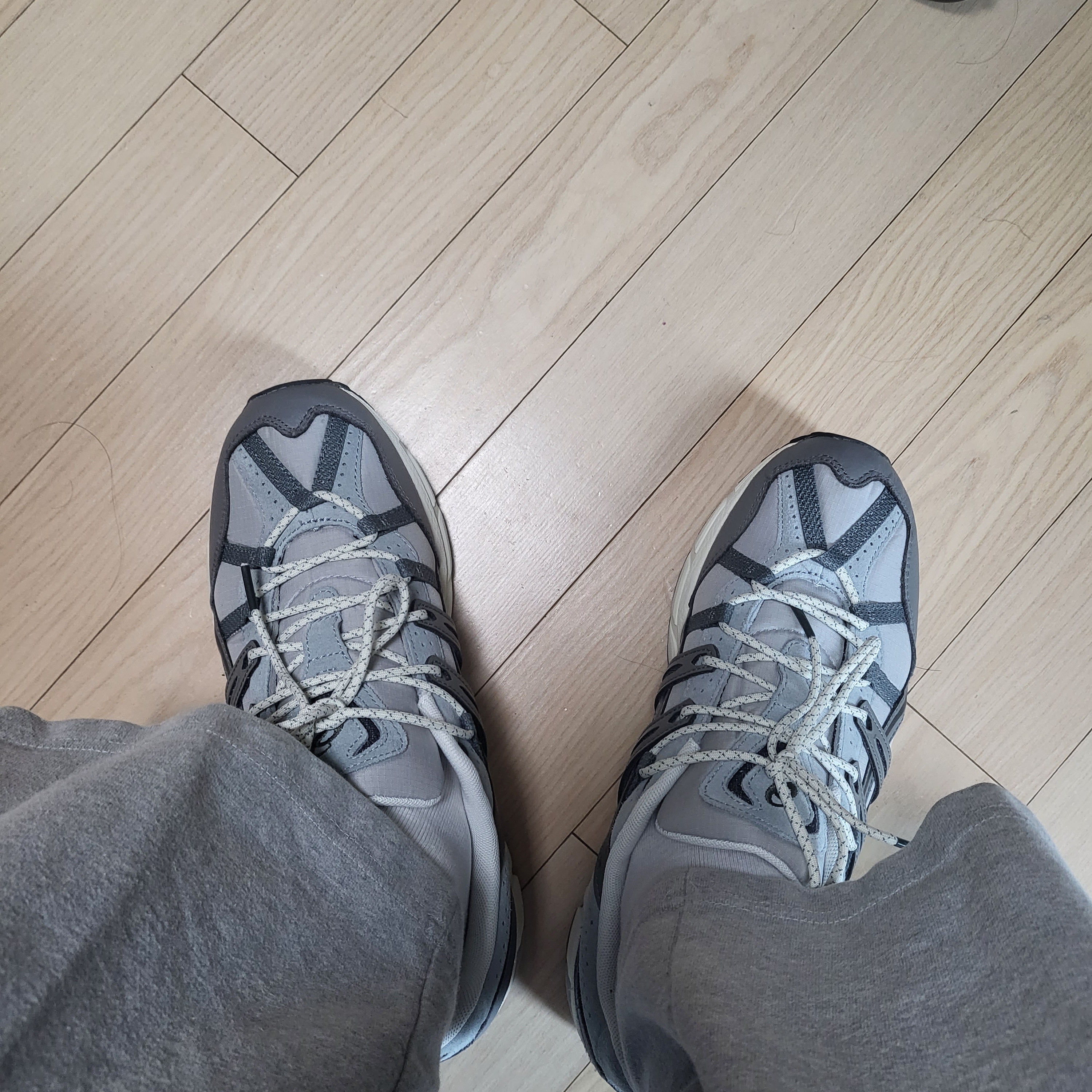 Asics Gel-Sonoma 15-50 Oyster Grey Clay Grey 착용 스타일