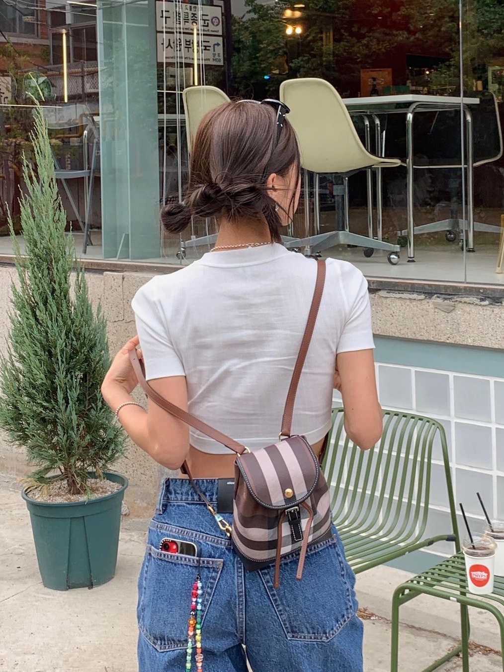 버버리 체크 레더 마이크로 백팩 다크 버치 브라운, (W) 로에베 아나그램 탑 립드 코튼 저지 화이트 착용 스타일 - 2