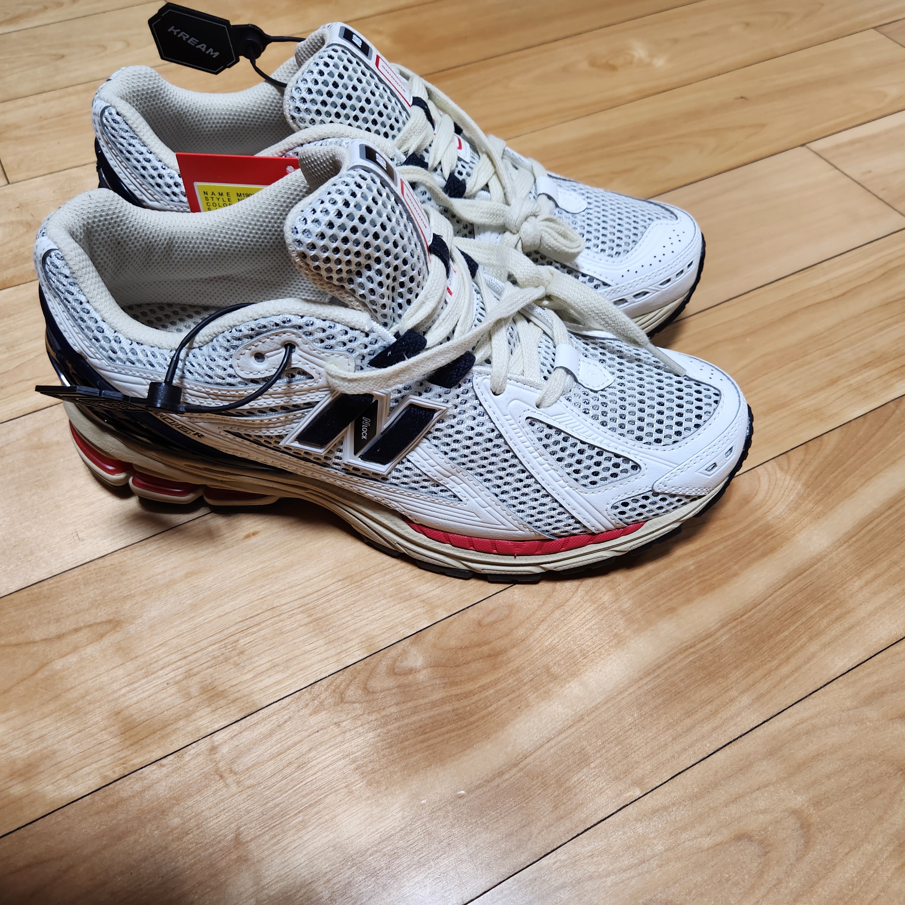 New Balance 1906R Black Red 착용 스타일 - 2