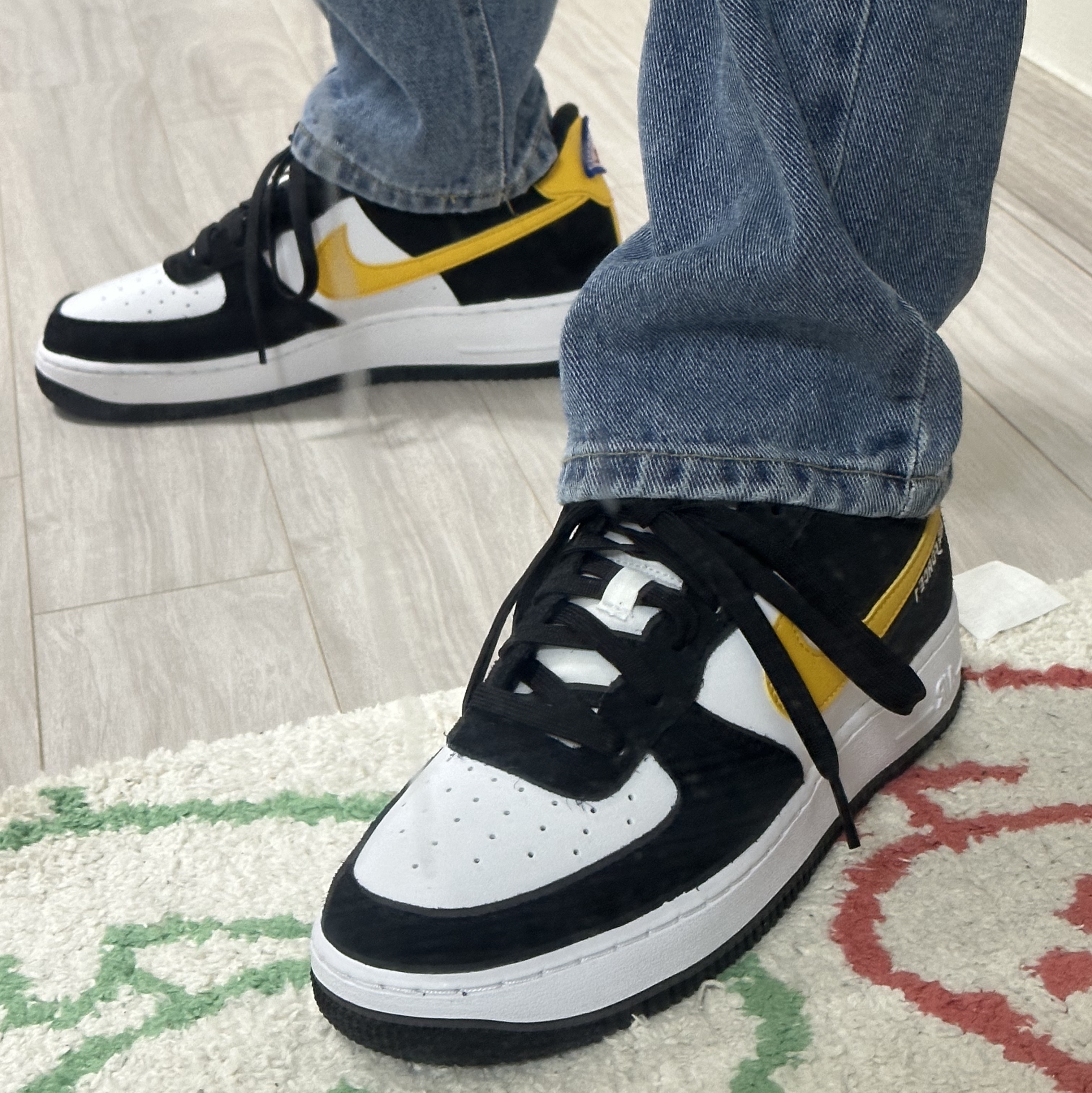 (GS) Nike Air Force 1 LV8 Athletic Club Black Dark Sulfur 착용 스타일 - 2
