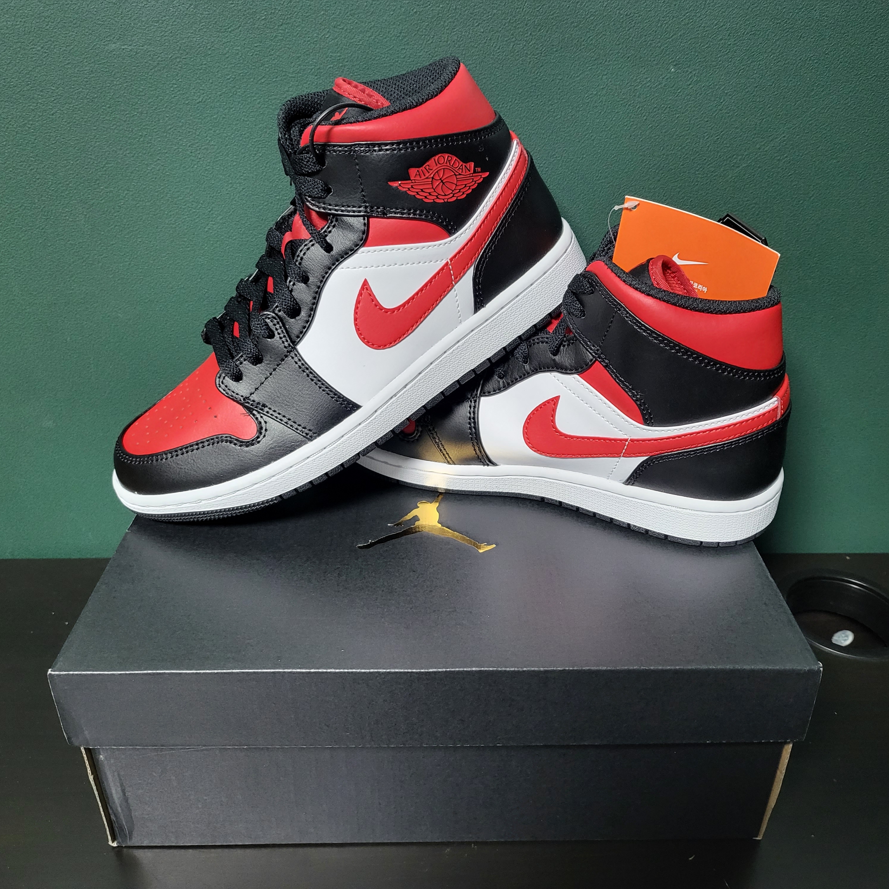 Jordan 1 Mid Black Fire Red 착용 스타일 - 2