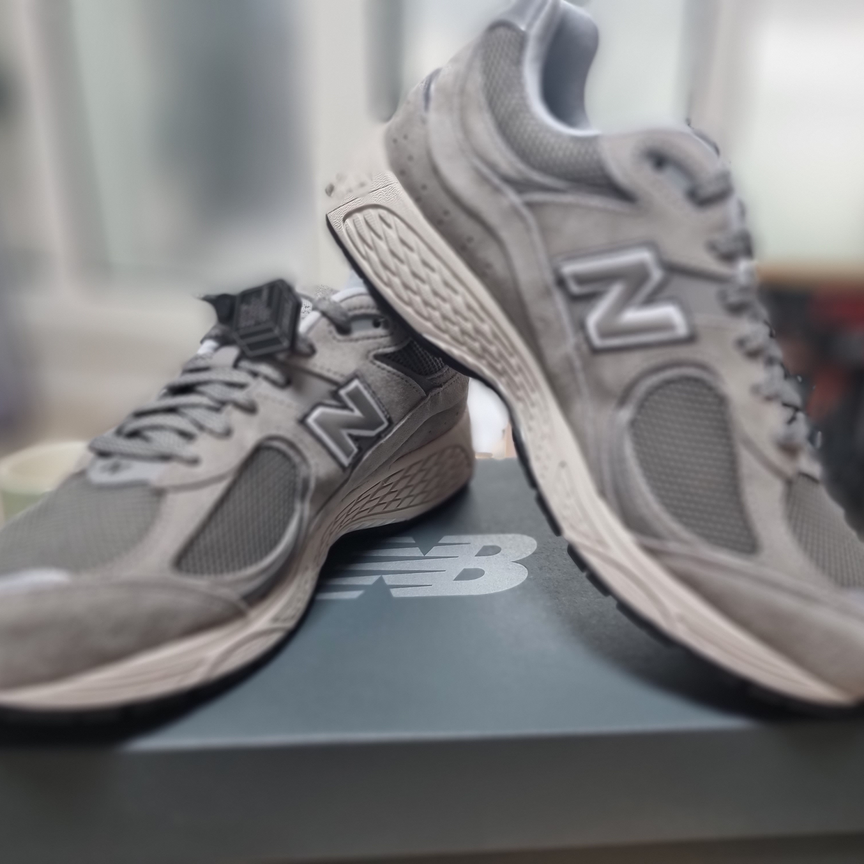 New Balance 2002R Grey 착용 스타일