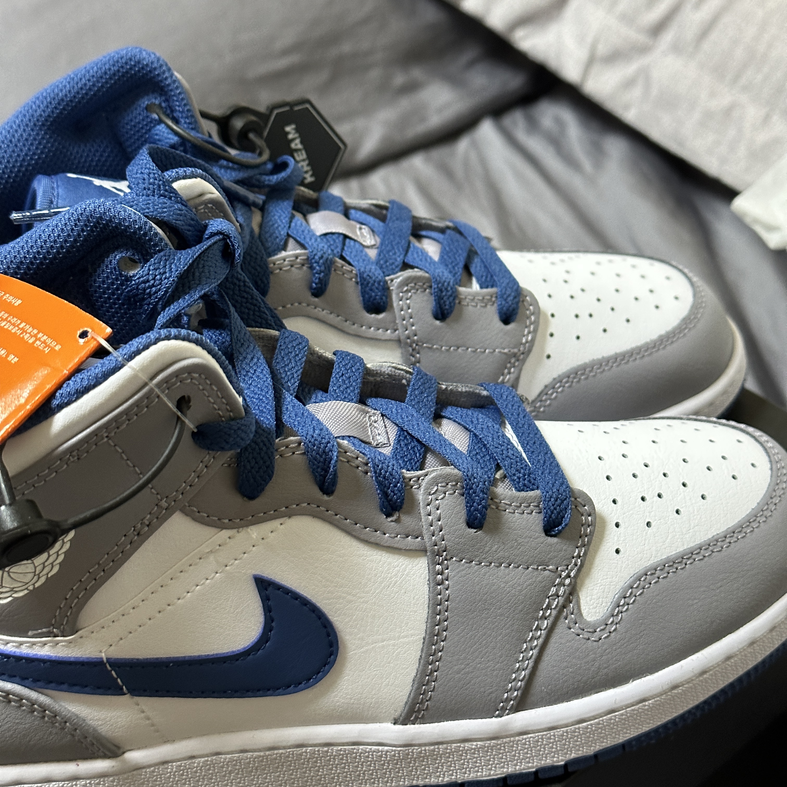 (GS) Jordan 1 Mid Cement Grey True Blue 착용 스타일 - 2