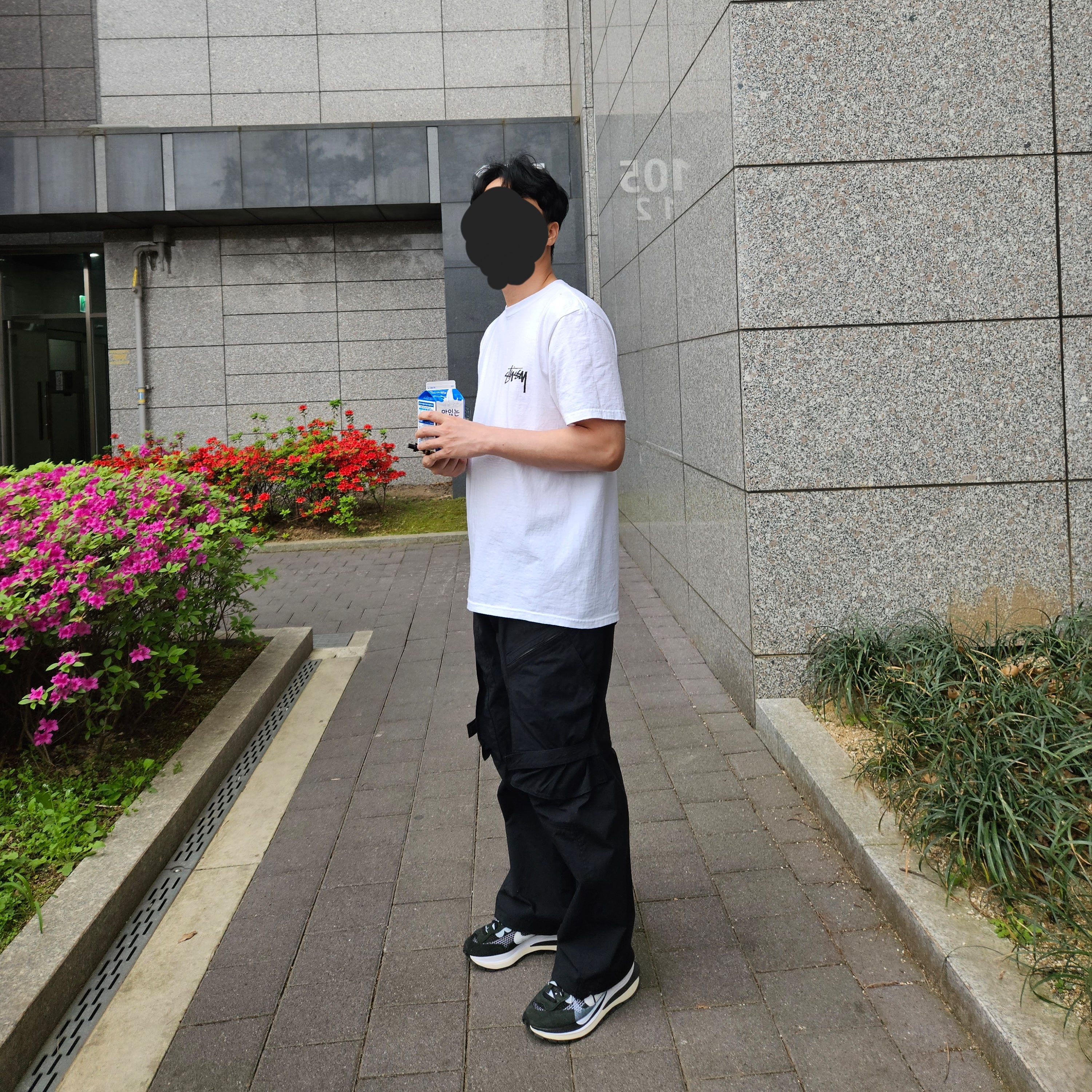 Stussy ITP Flower T-Shirt White, Nike x Sacai VaporWaffle Black White 착용 스타일