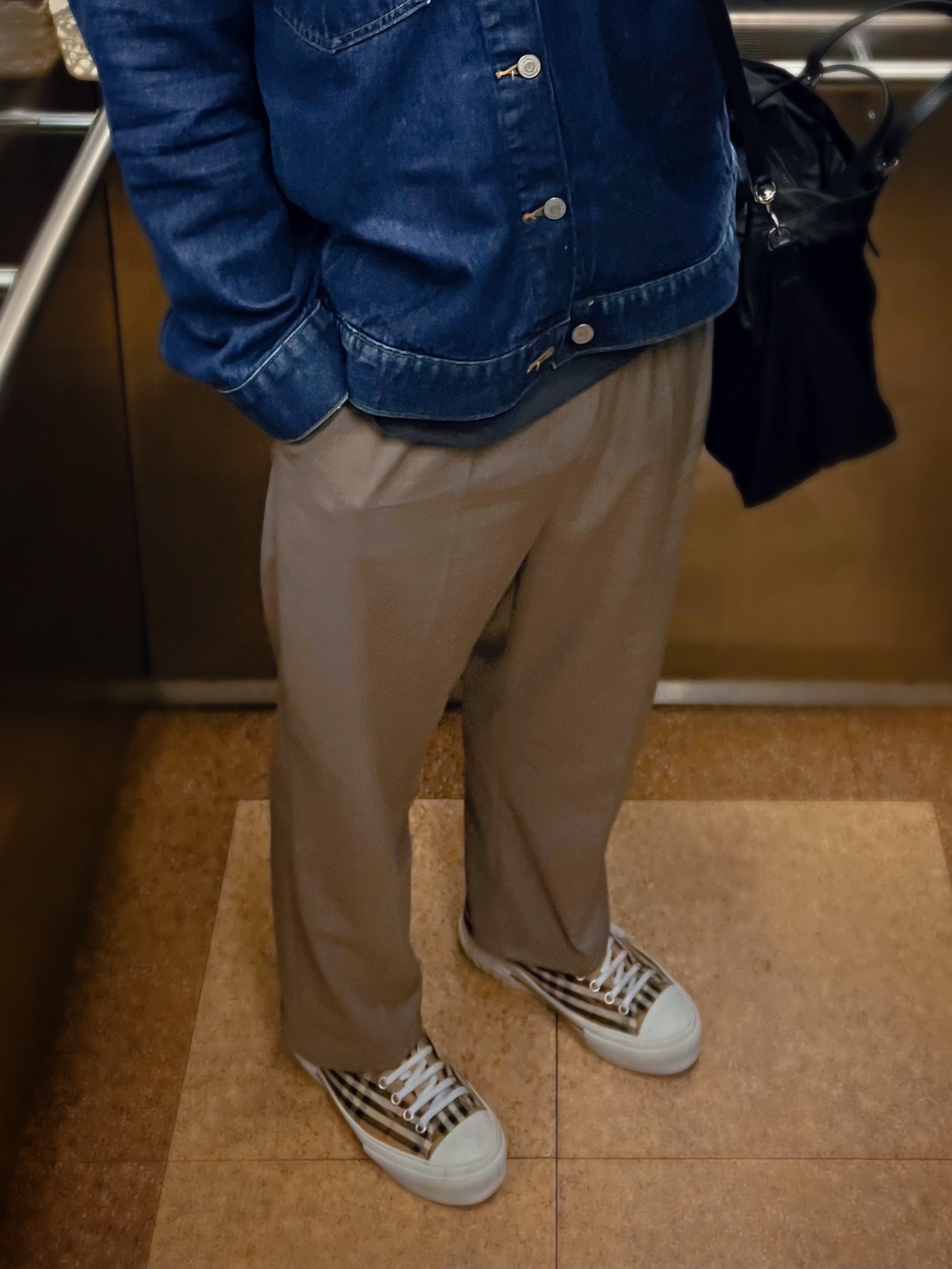 Burberry Vintage Check Cotton Sneakers Archive Beige 착용 스타일 - 2