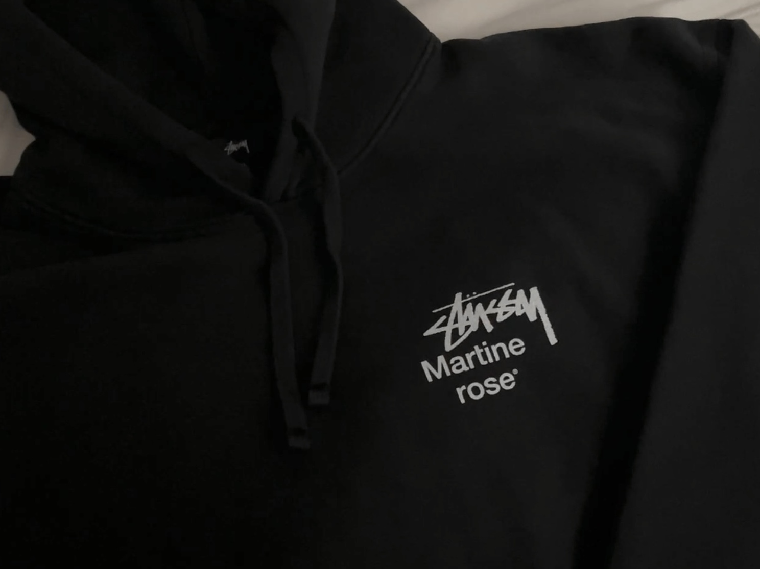 Stussy x Martine Rose Collage Pigment Dyed Hoodie Black 착용 스타일 - 1