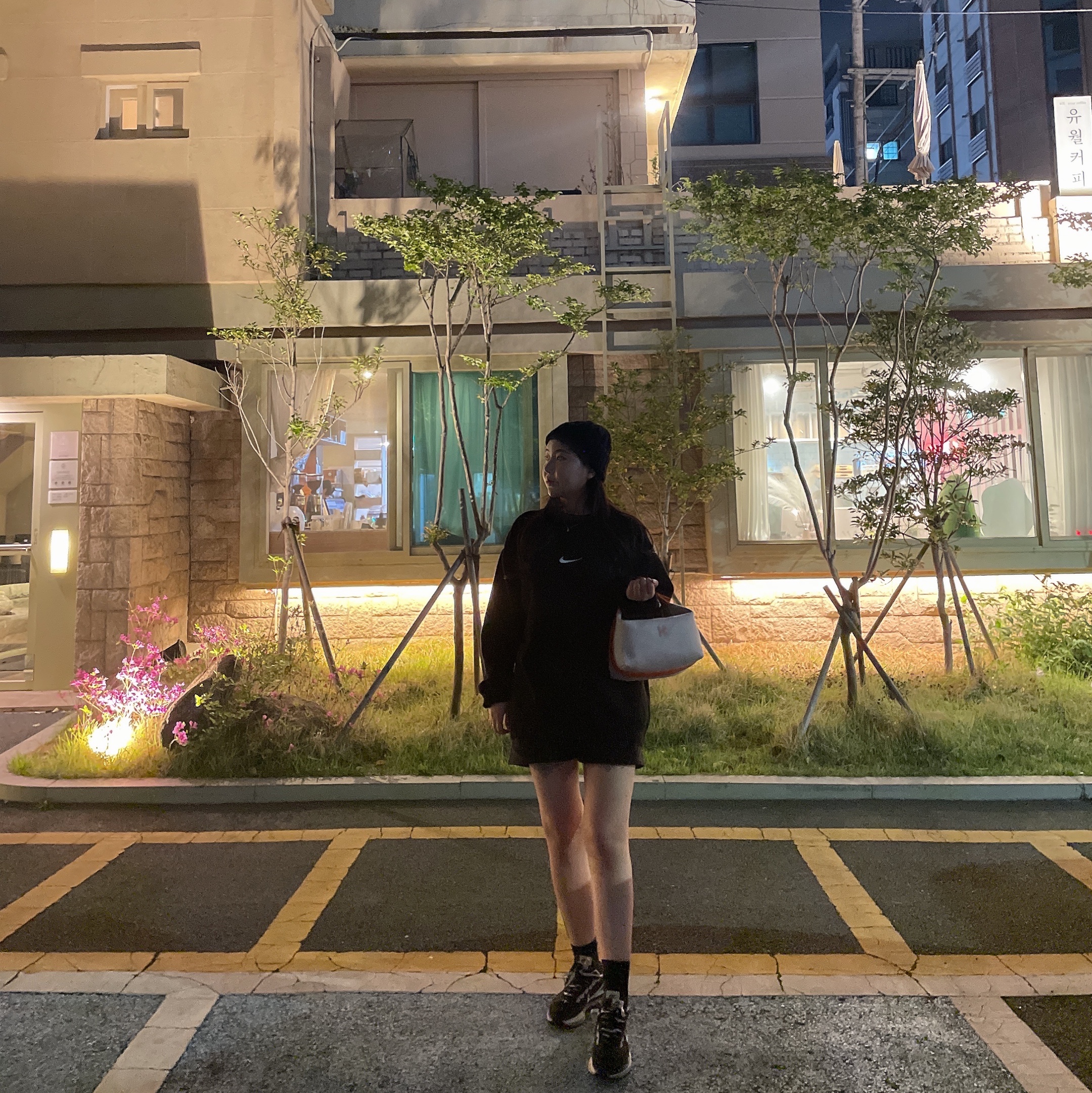에르메스 라지 브리드 어 브랙 케이스 캔버스 & 베쥬 오랑쥬, 나이키 x 사카이 베이퍼와플 블랙 화이트 착용 스타일 - 1