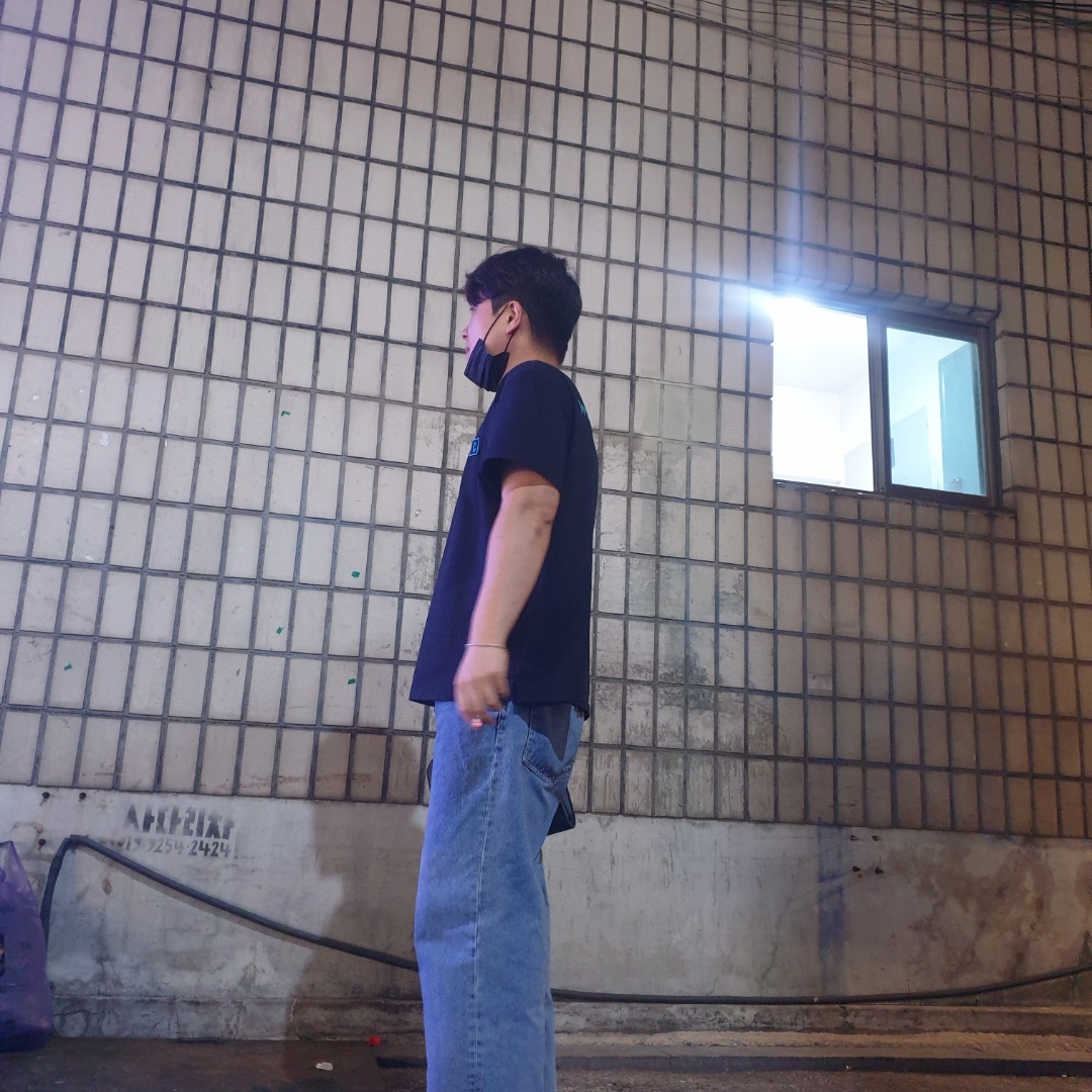 Wooyoungmi Turquoise Back Logo T-Shirt Navy - 22FW 착용 스타일