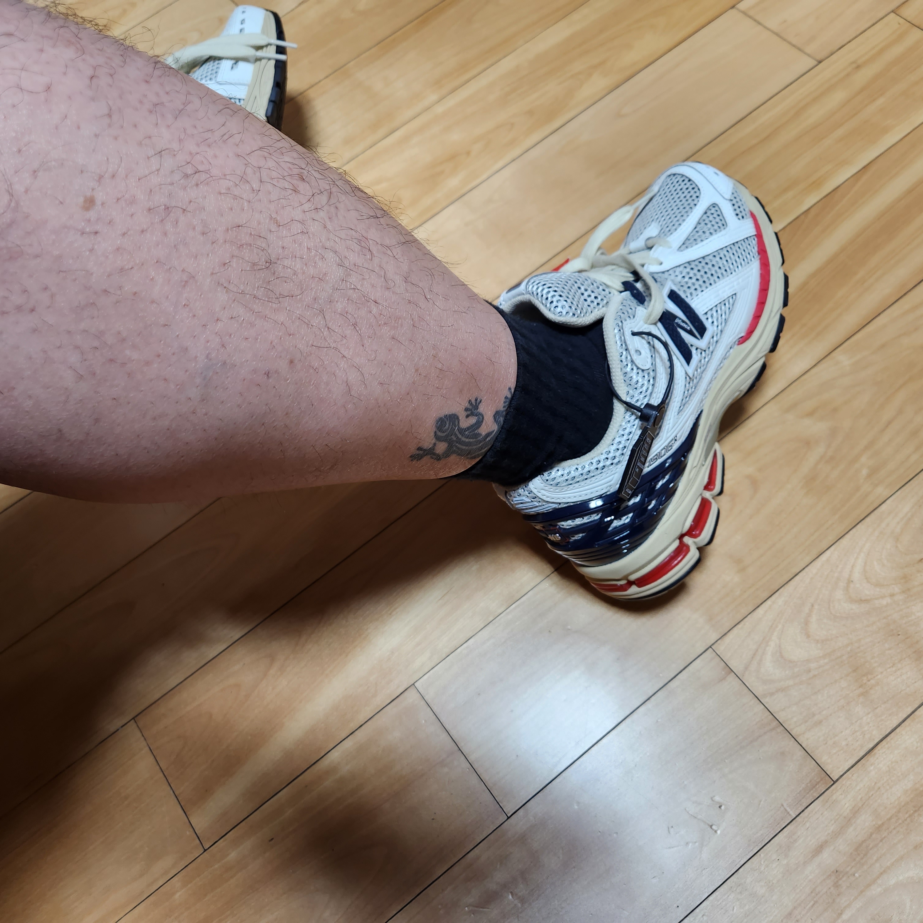 New Balance 1906R Black Red 착용 스타일 - 1