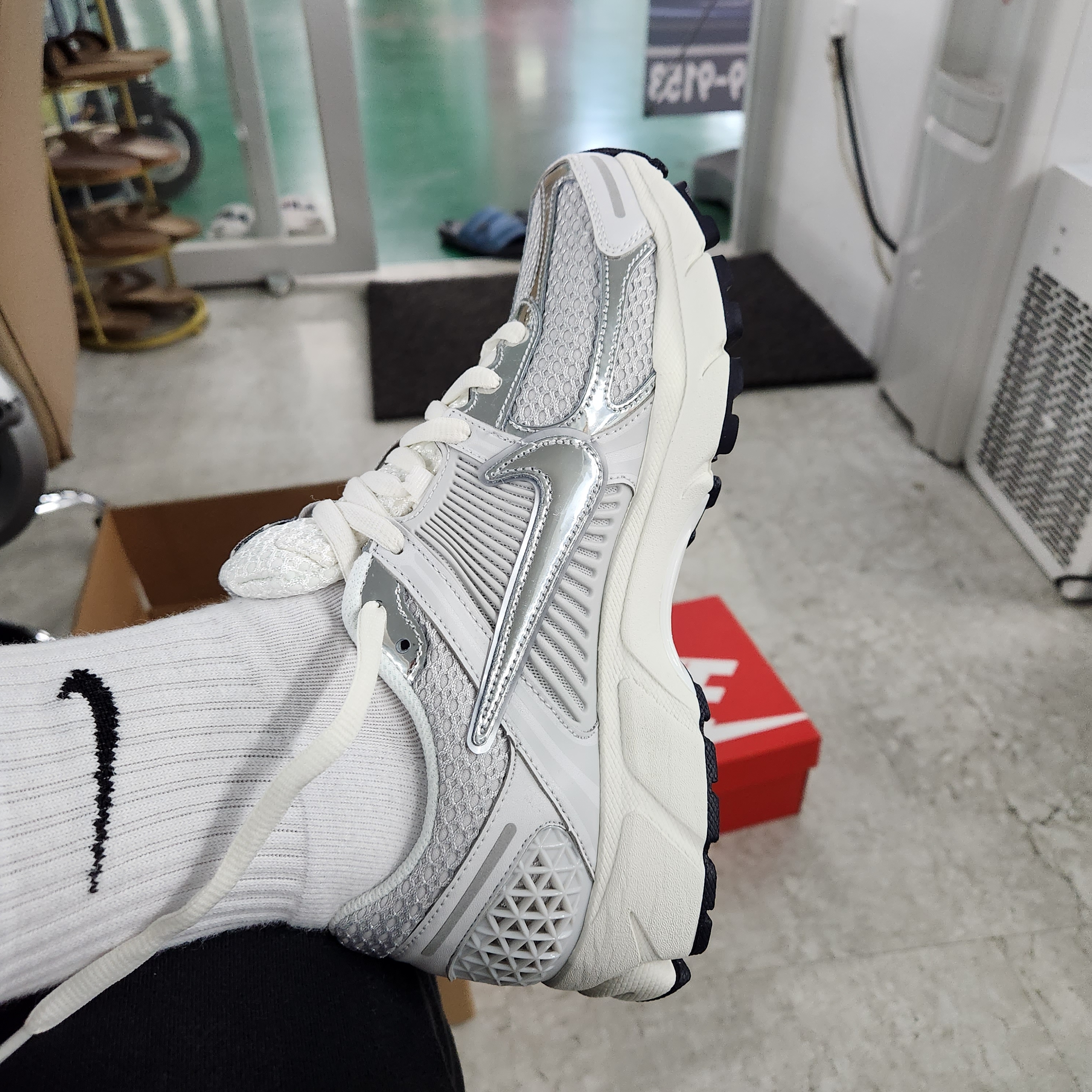 (W) Nike Zoom Vomero 5 Photon Dust and Metallic Silver 착용 스타일 - 2