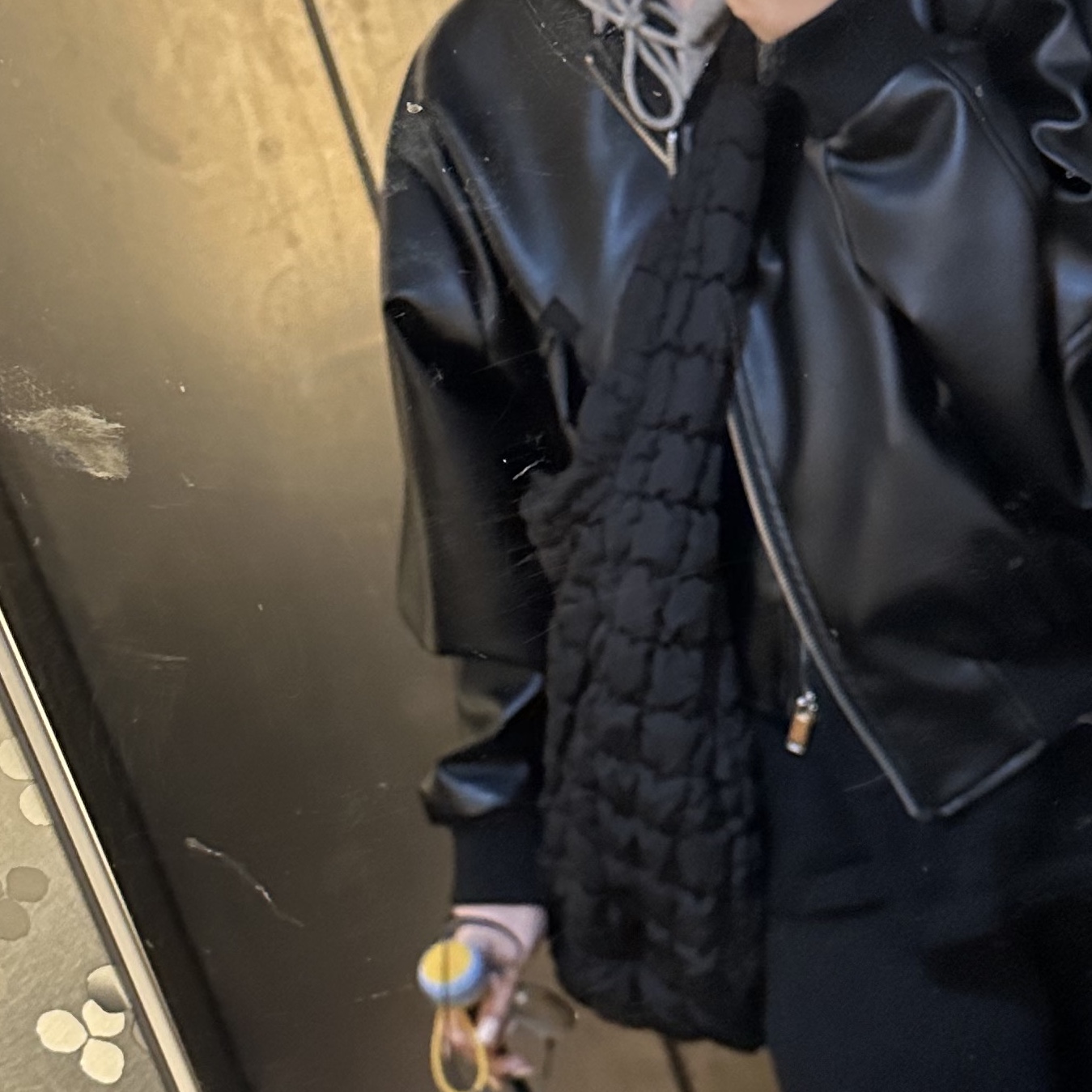 COS Quilted Oversized Shoulder Bag Black 착용 스타일