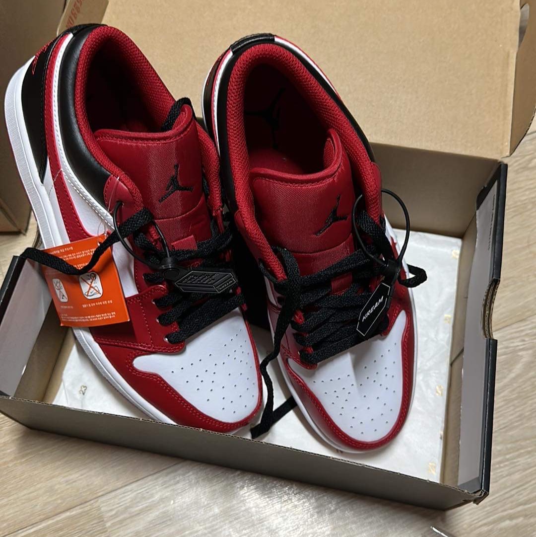 Jordan 1 Low White Gym Red Black ์ฐฉ์ฉ ์คํ์ผ
