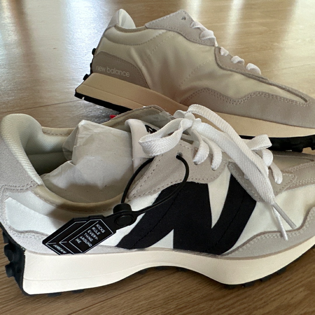 New Balance 327 White Black 착용 스타일