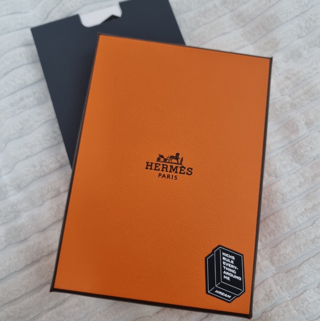 Hermes Citizen Twill Card Holder Swift & Noir Vert Moyen Bleu Saphir 착용 스타일