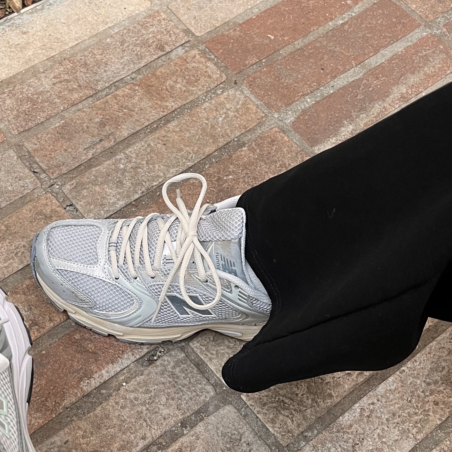 New Balance 530 Vintage Metallic Silver 착용 스타일