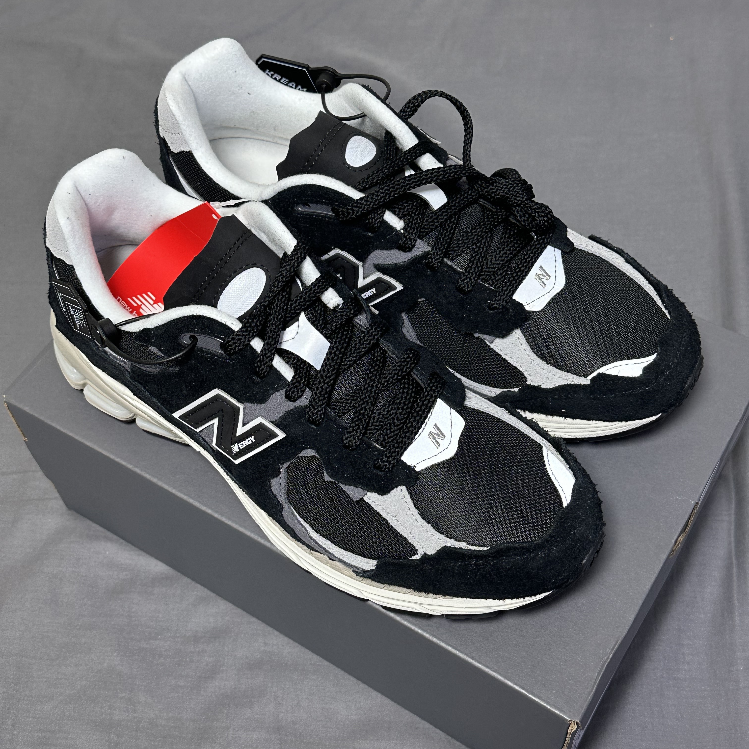 New Balance 2002R Protection Pack Black Grey 착용 스타일