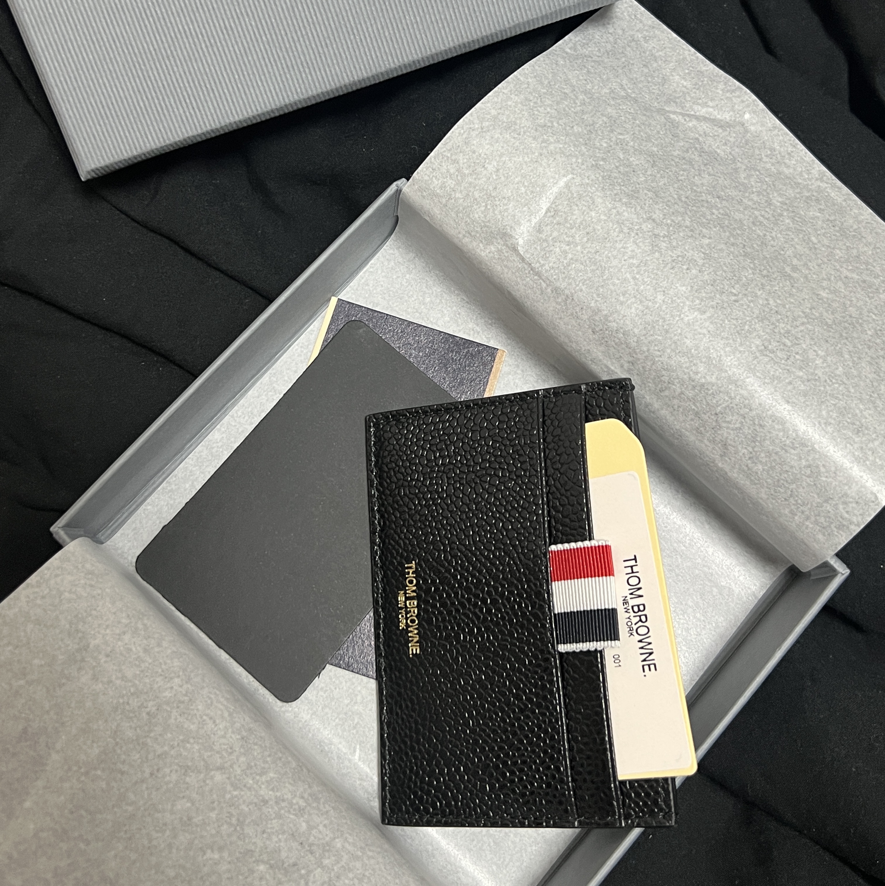 Thom Browne Pebble Grain Leather Stripe Note Compartment Card Holder Black 착용 스타일