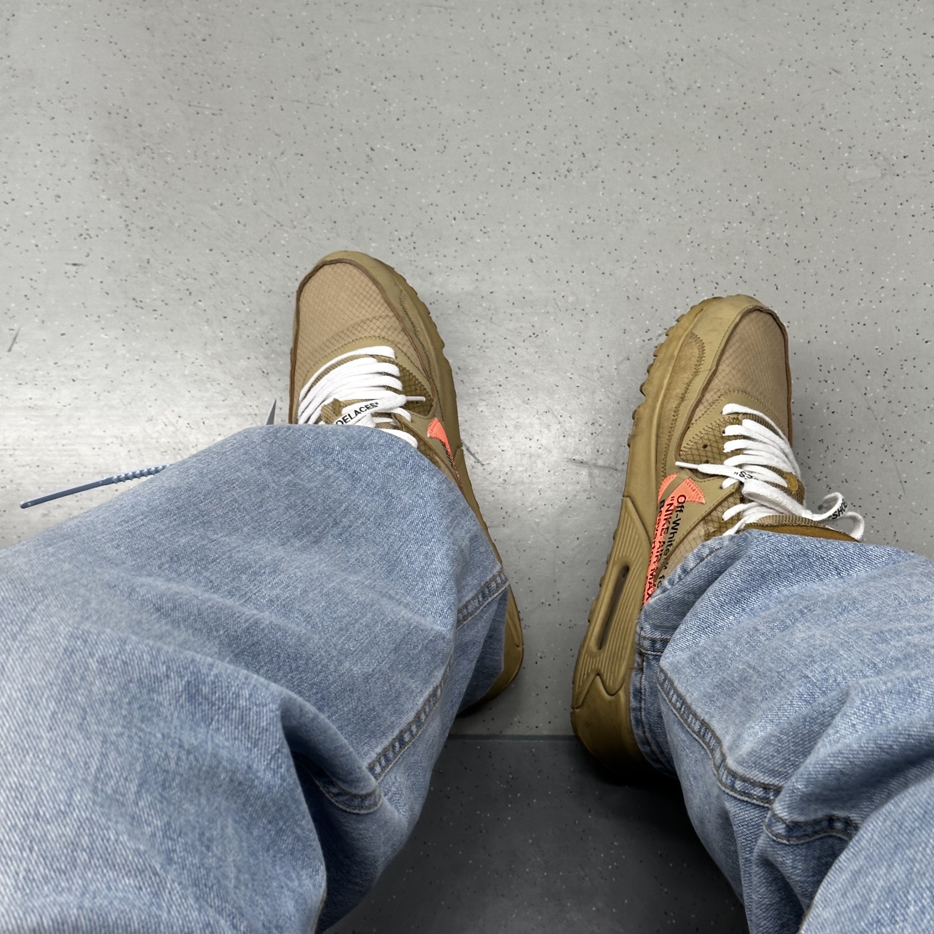 Nike x Off-White Air Max 90 V2 Desert Ore 착용 스타일