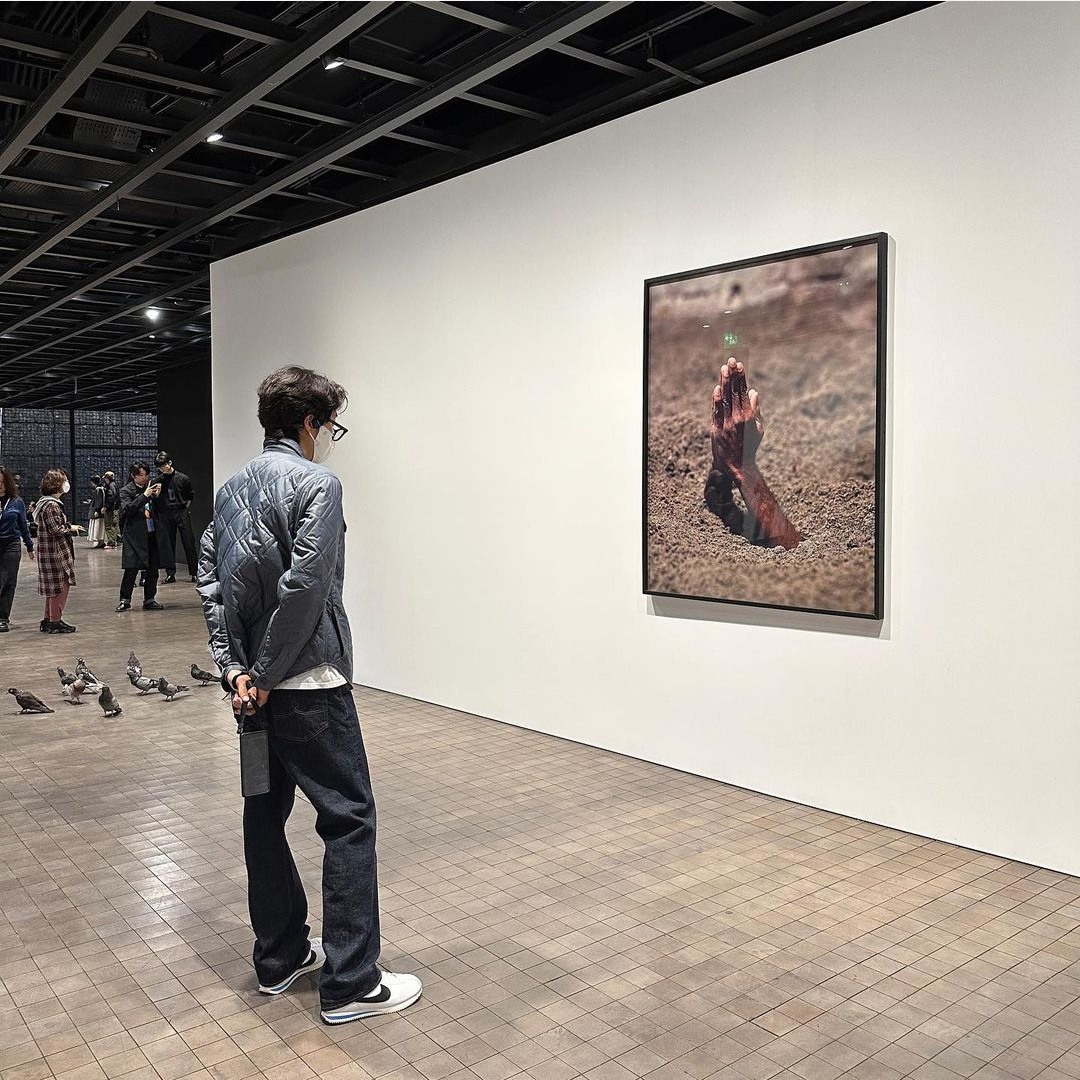 나이키 코르테즈 화이트 앤 블랙 착용 스타일 - 2