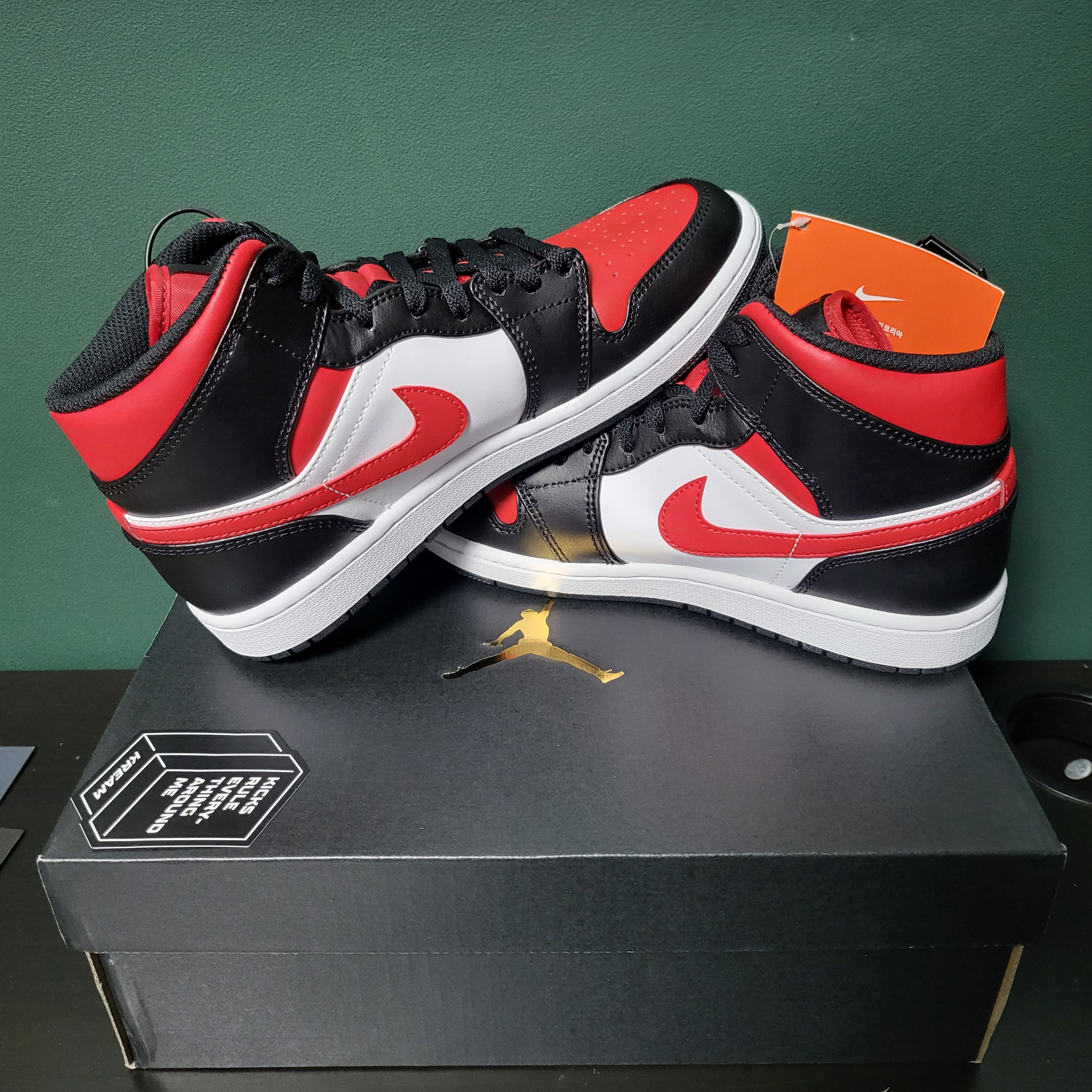 Jordan 1 Mid Black Fire Red 착용 스타일 - 3