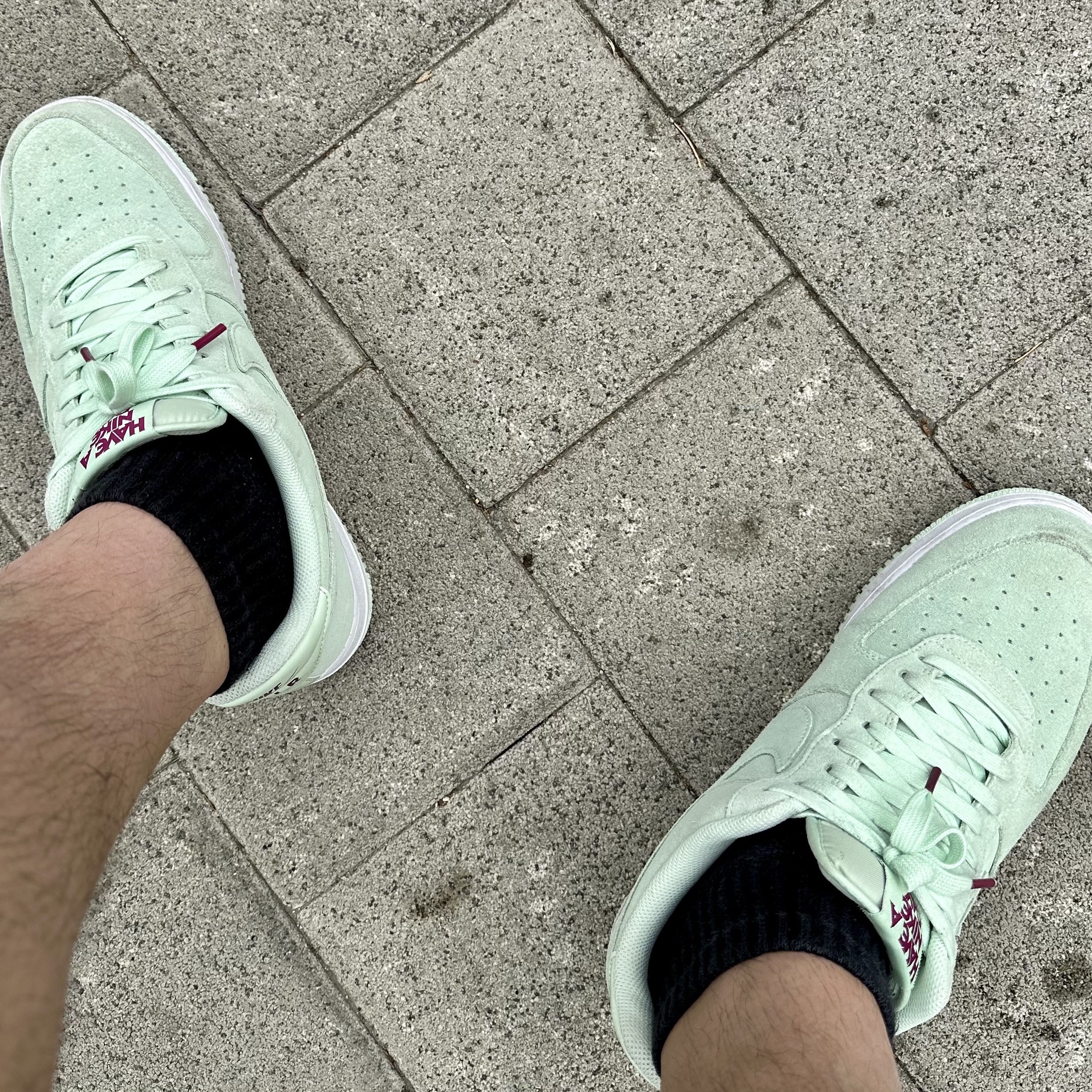 Nike Air Force 1 '07 LV8 Have a Nike Day Frosted Spruce 착용 스타일 - 2