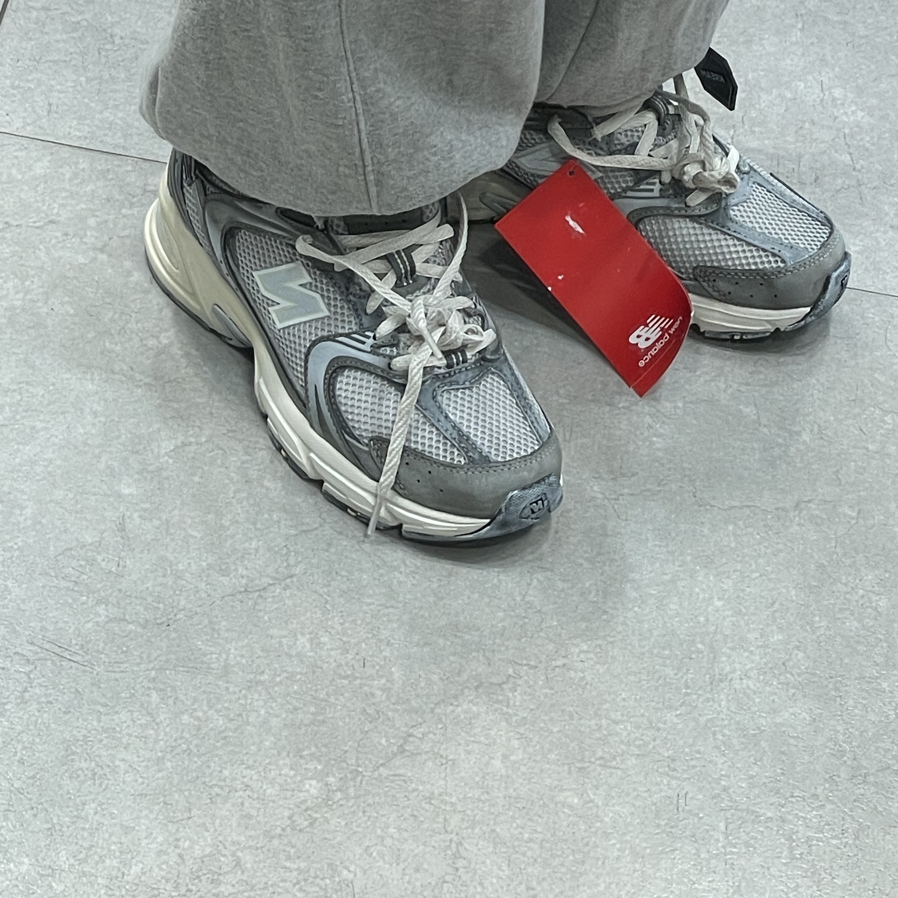 New Balance 530 Premium Vintage Grey Matter 착용 스타일 - 1