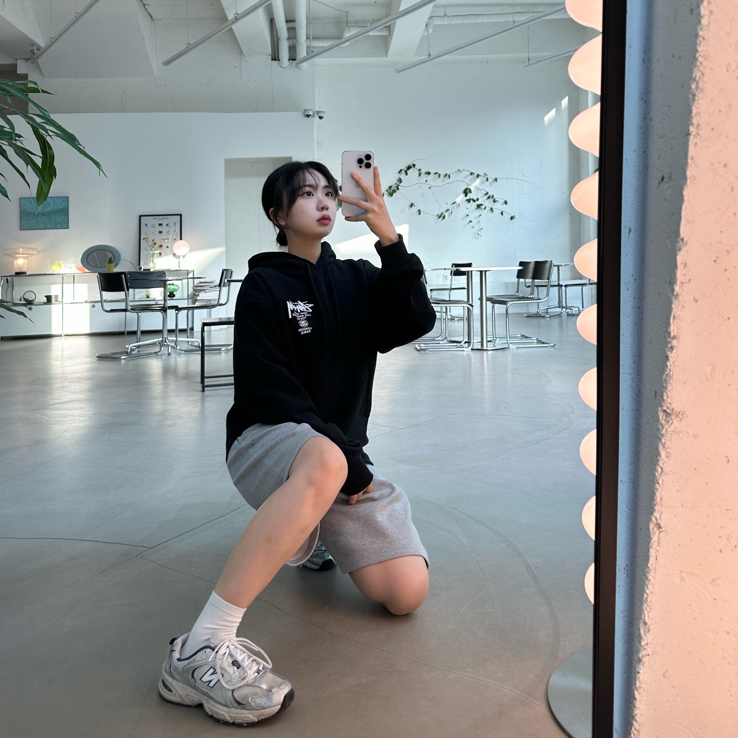 Stussy World Tour Hoodie Black 2023, New Balance 530 Steel Grey 착용 스타일