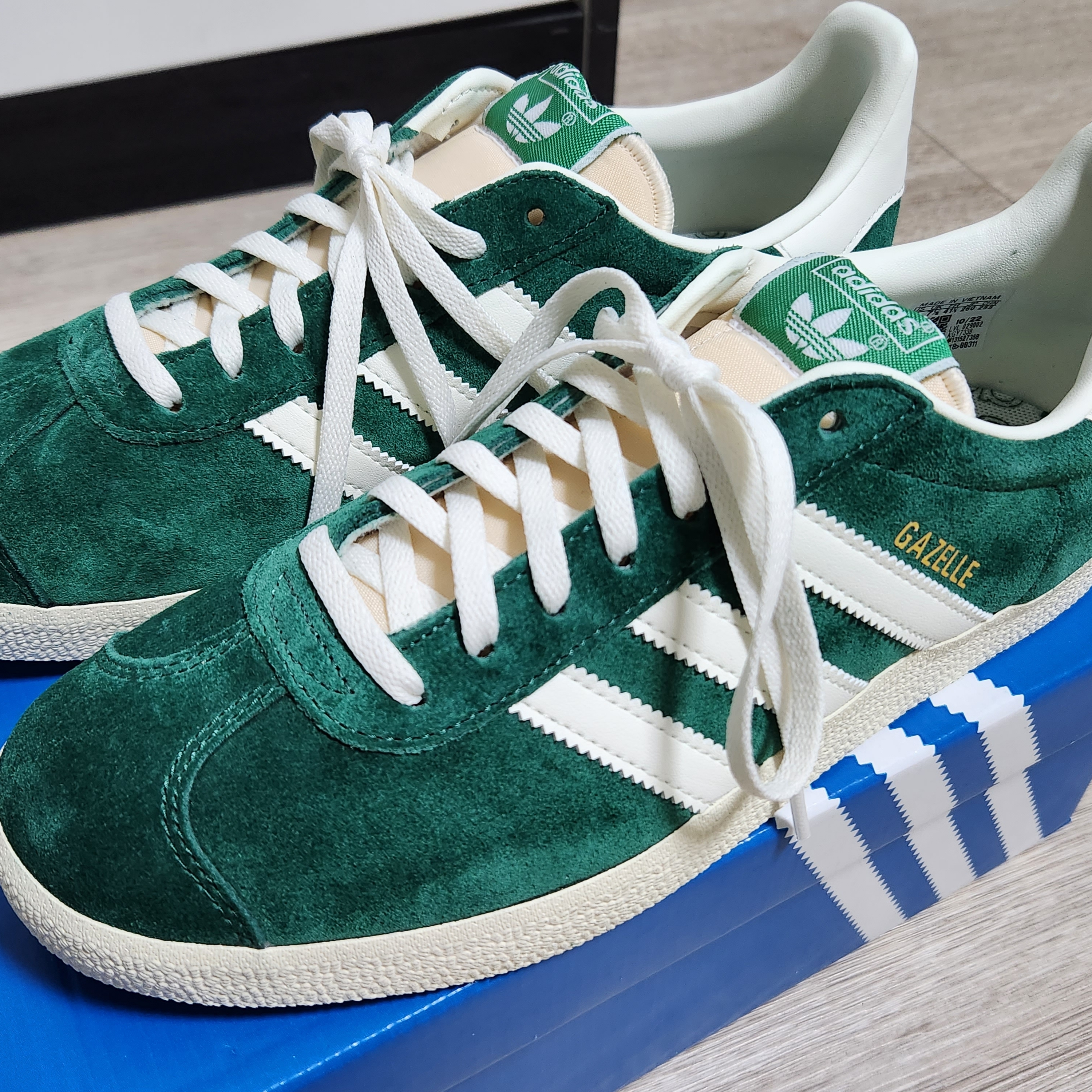 Adidas Gazelle Dark Green Cream White 착용 스타일