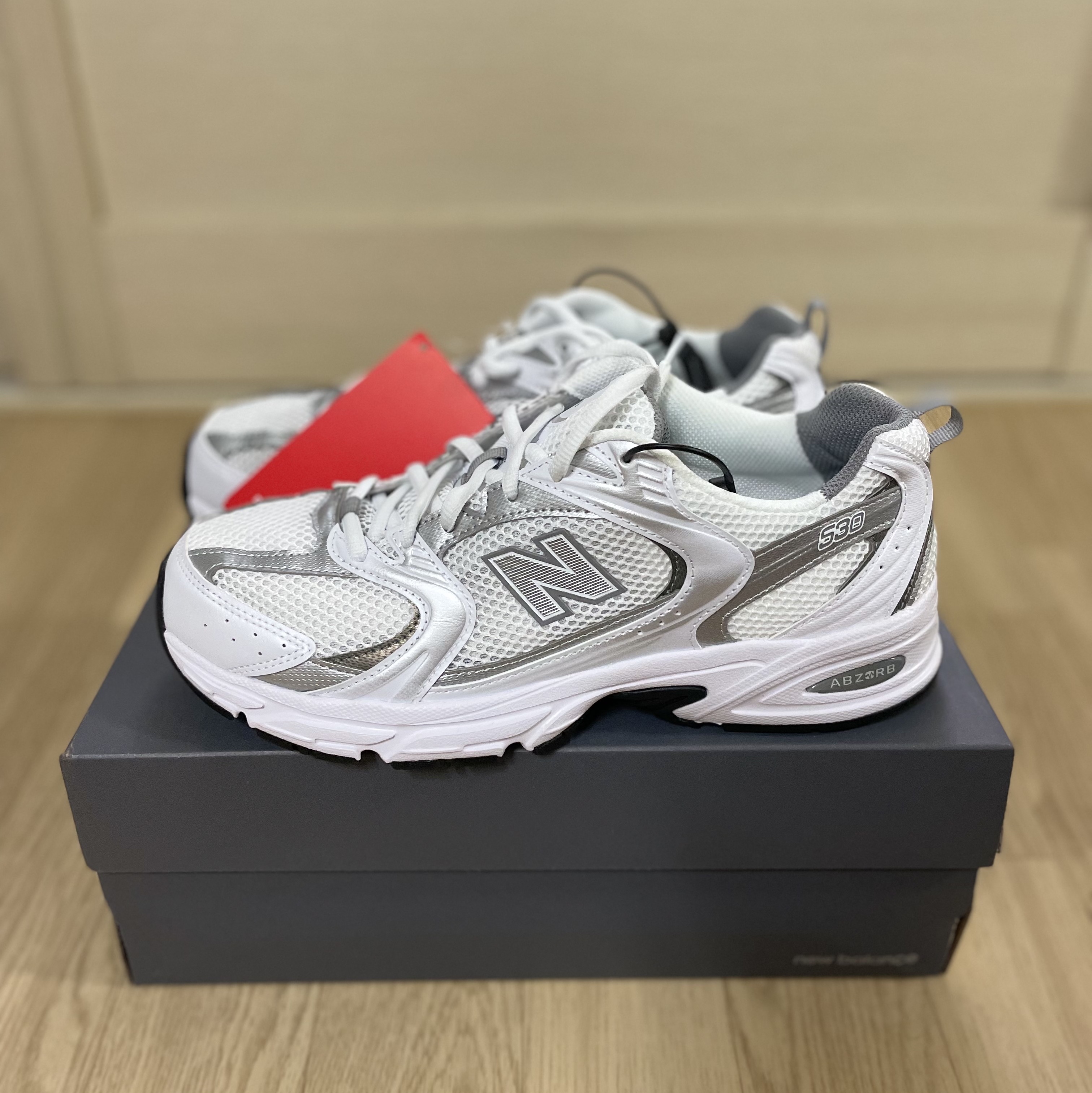 New Balance 530 White Silver 착용 스타일 - 2