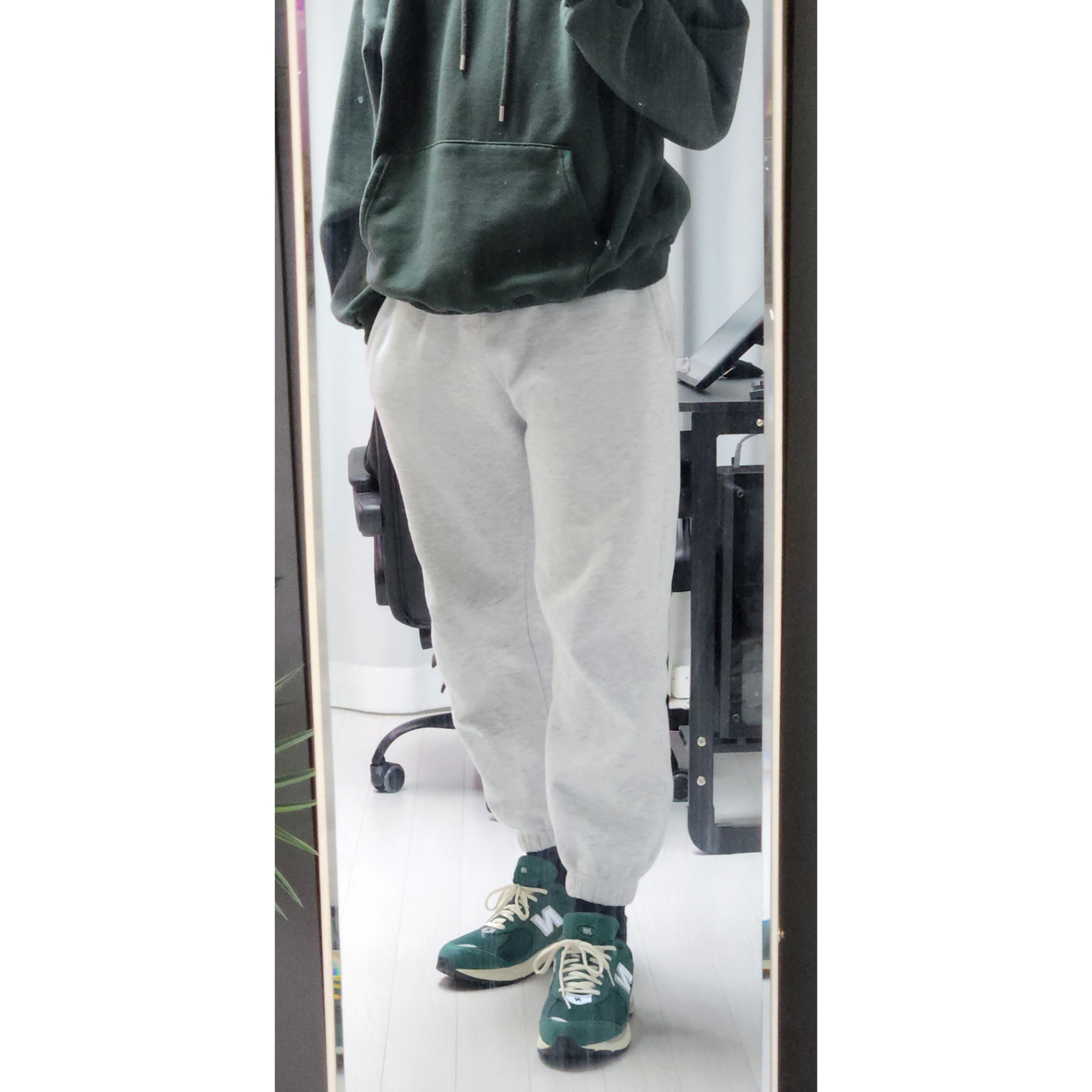 New Balance 2002R Nightwatch Green 착용 스타일