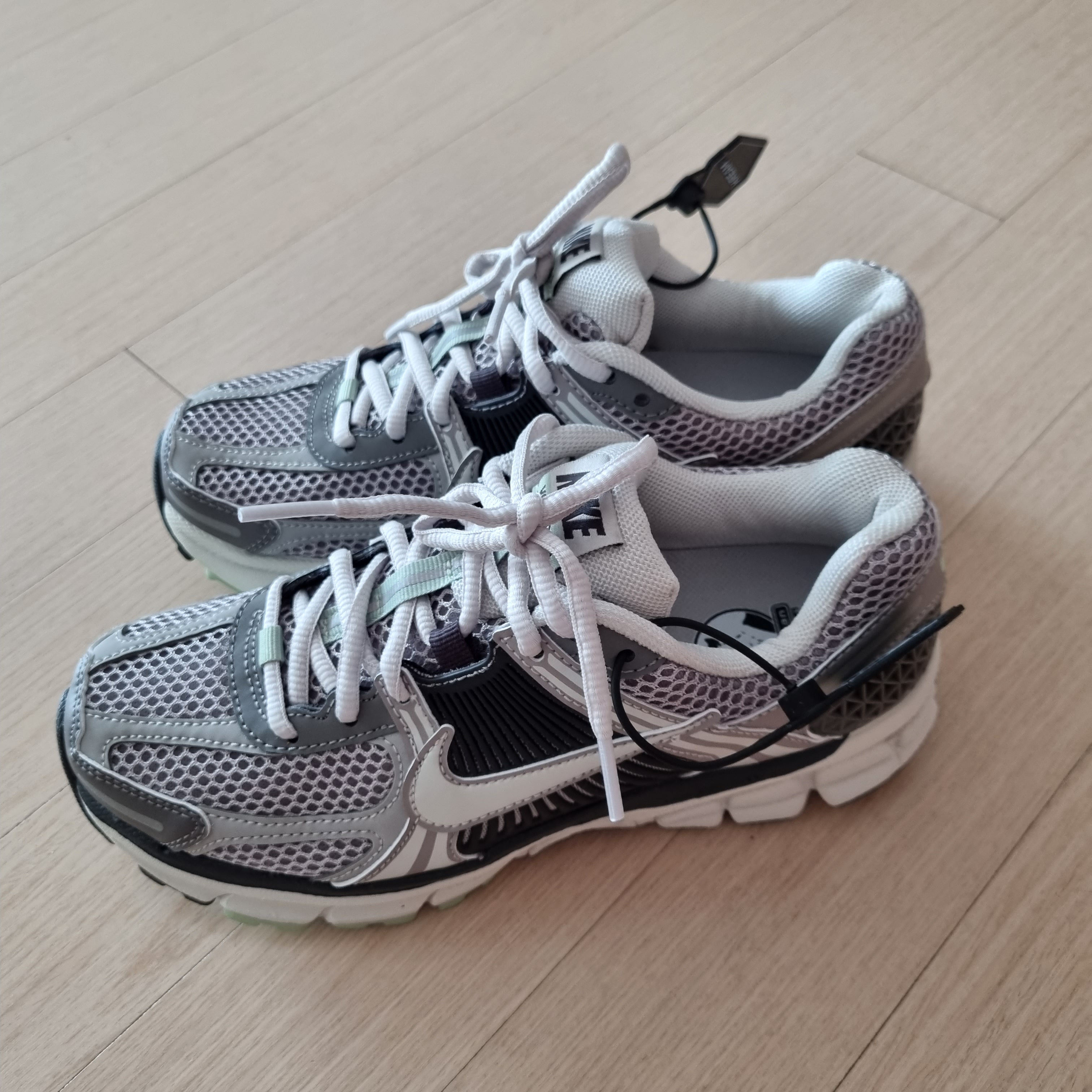 (W) Nike Zoom Vomero 5 Cobblestone and Flat Pewter 착용 스타일