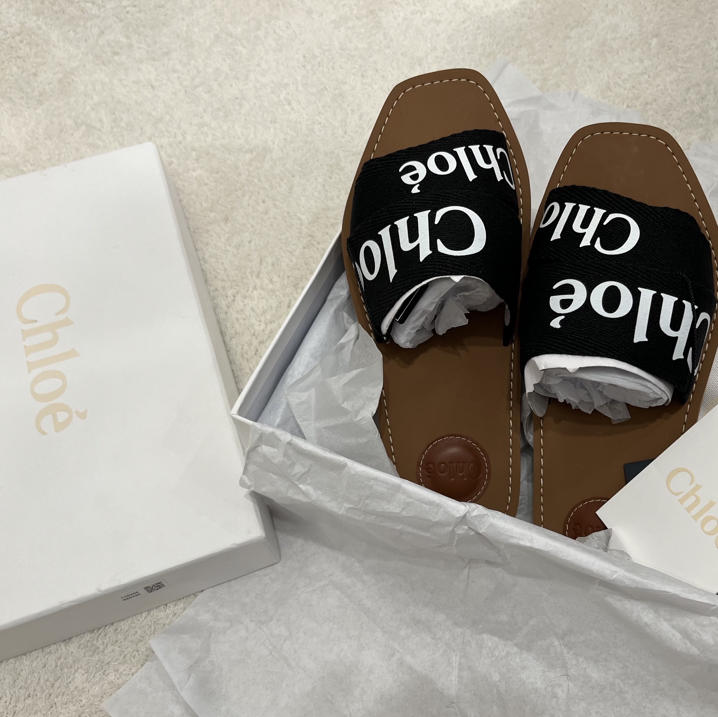 (W) Chloe Woody Flat Mule Black 착용 스타일