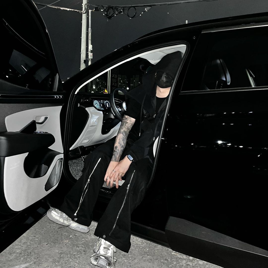 [KREAM 단독] AOP Tetsdo 6 Rail Cargo Pants Black, Balenciaga 3XL Sneakers Light Beige 착용 스타일 - 2
