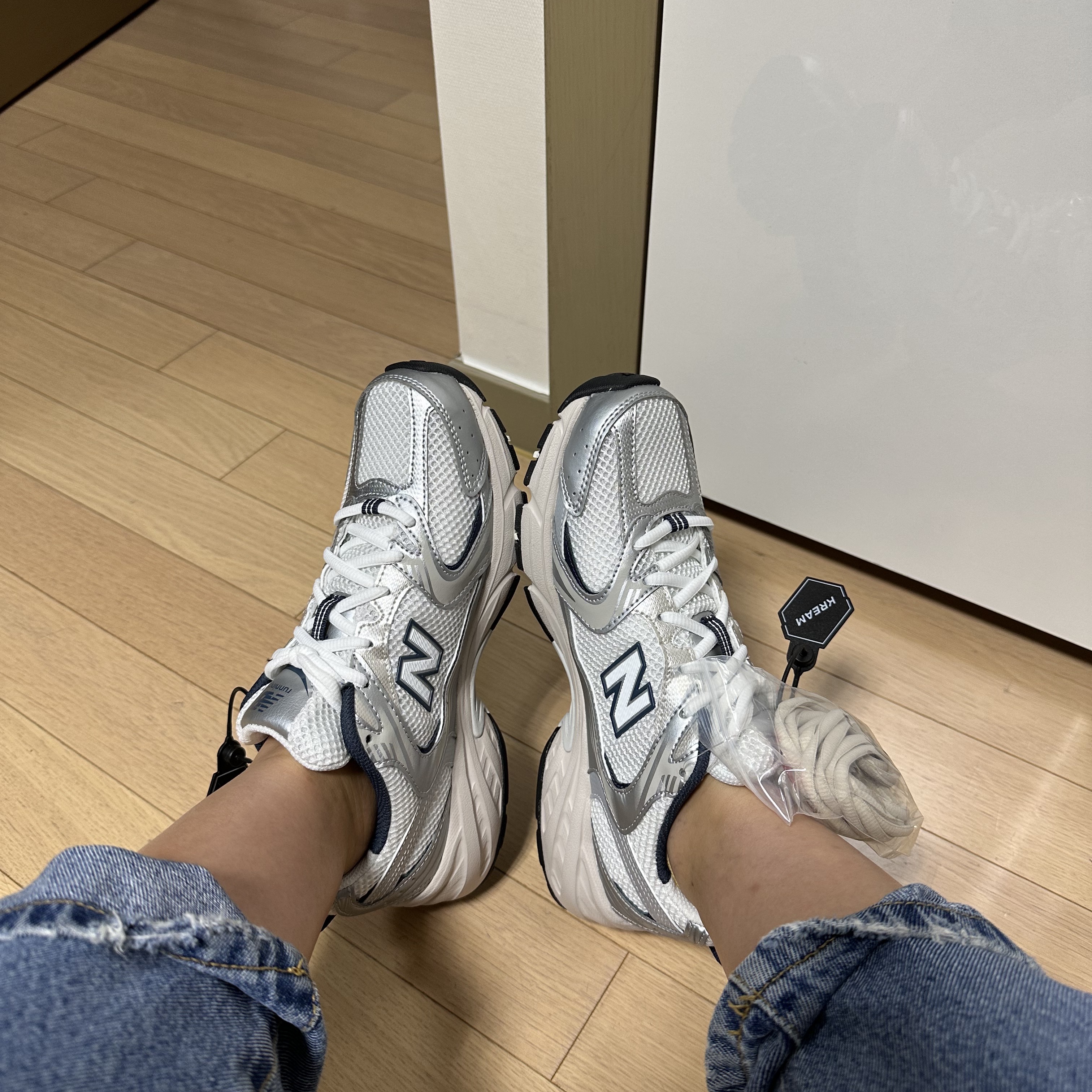 New Balance 530 Steel Grey 착용 스타일 - 2