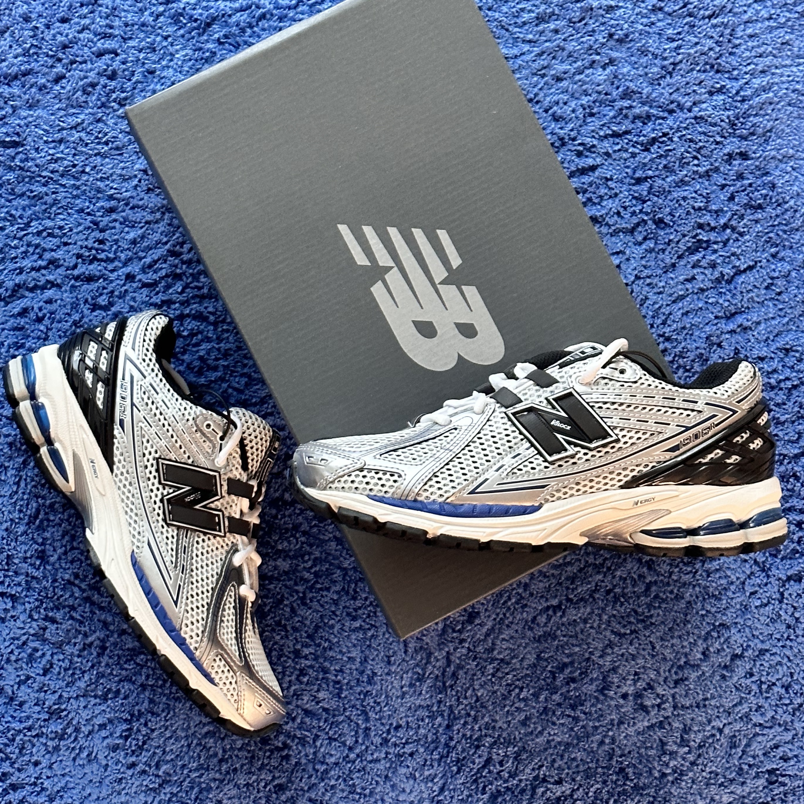 New Balance 1906R Silver Metallic, New Balance 1906R White Gold 착용 스타일 - 1