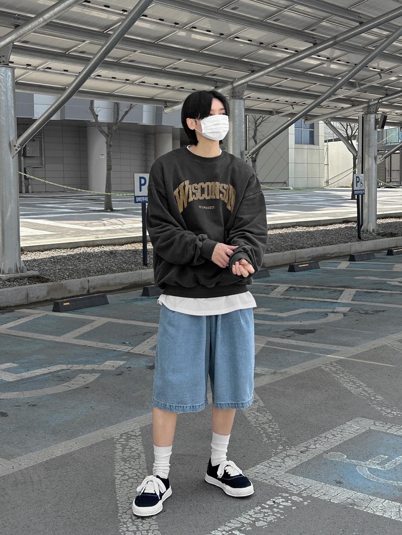 Maison Mihara Yasuhiro Baker OG Sole Canvas Low Cut Sneakers Black 착용 스타일 - 4