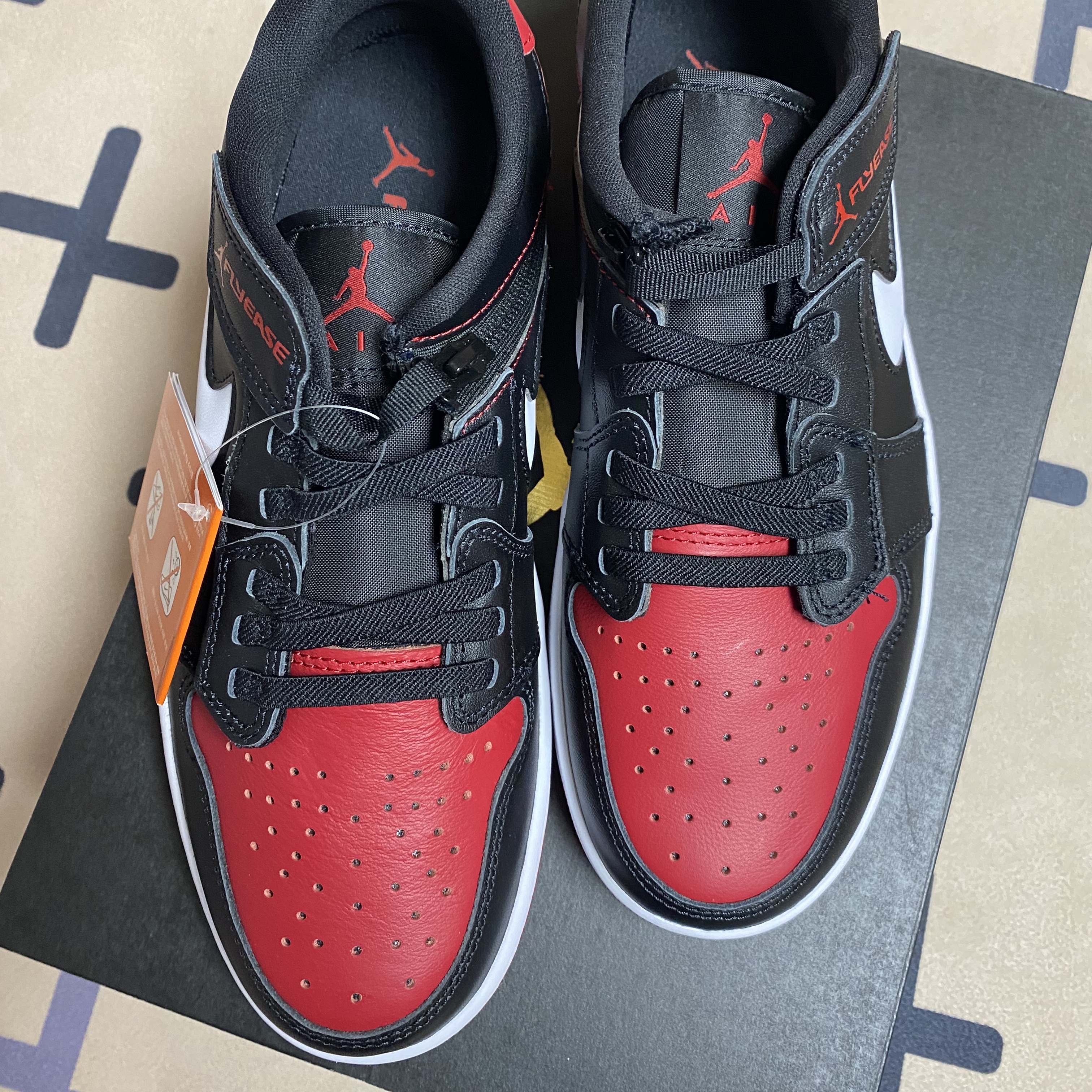 Jordan 1 Low Flyease Black Gym Red 착용 스타일 - 2