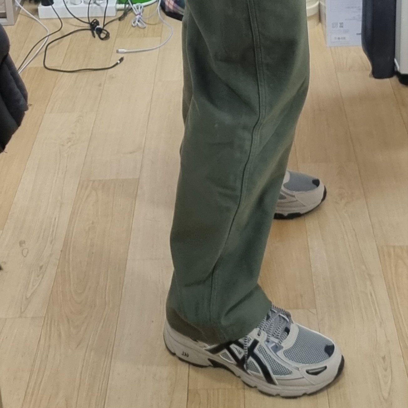 Asics Gel-Venture 6 Feather Grey Black 착용 스타일