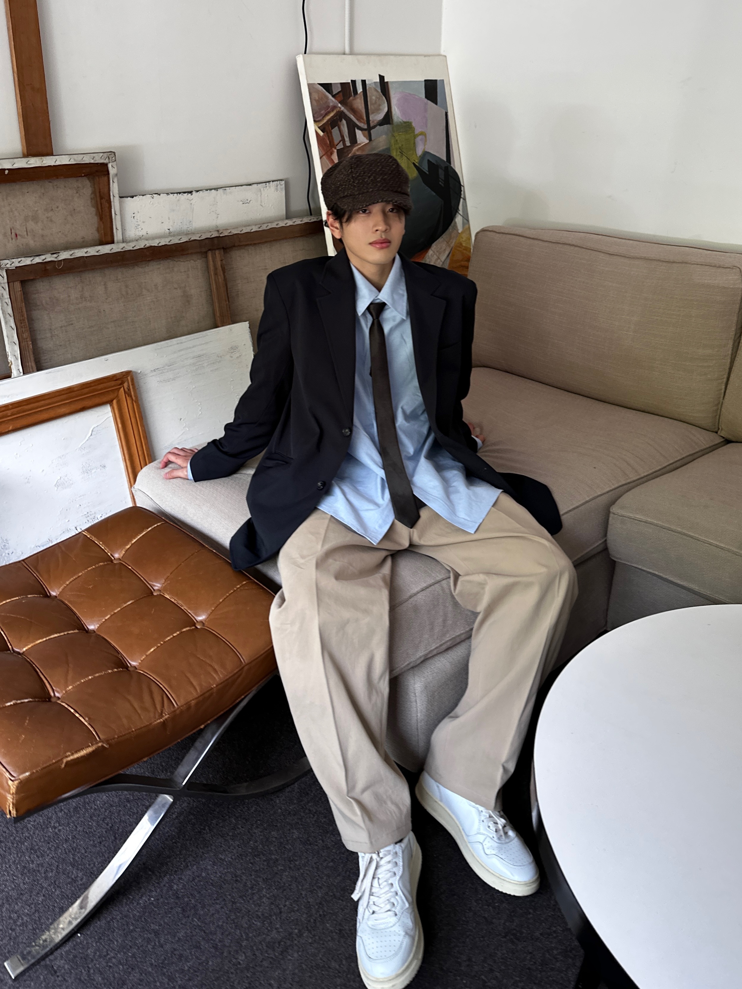 Autry Medalist Low Leather Sneakers White 착용 스타일 - 2