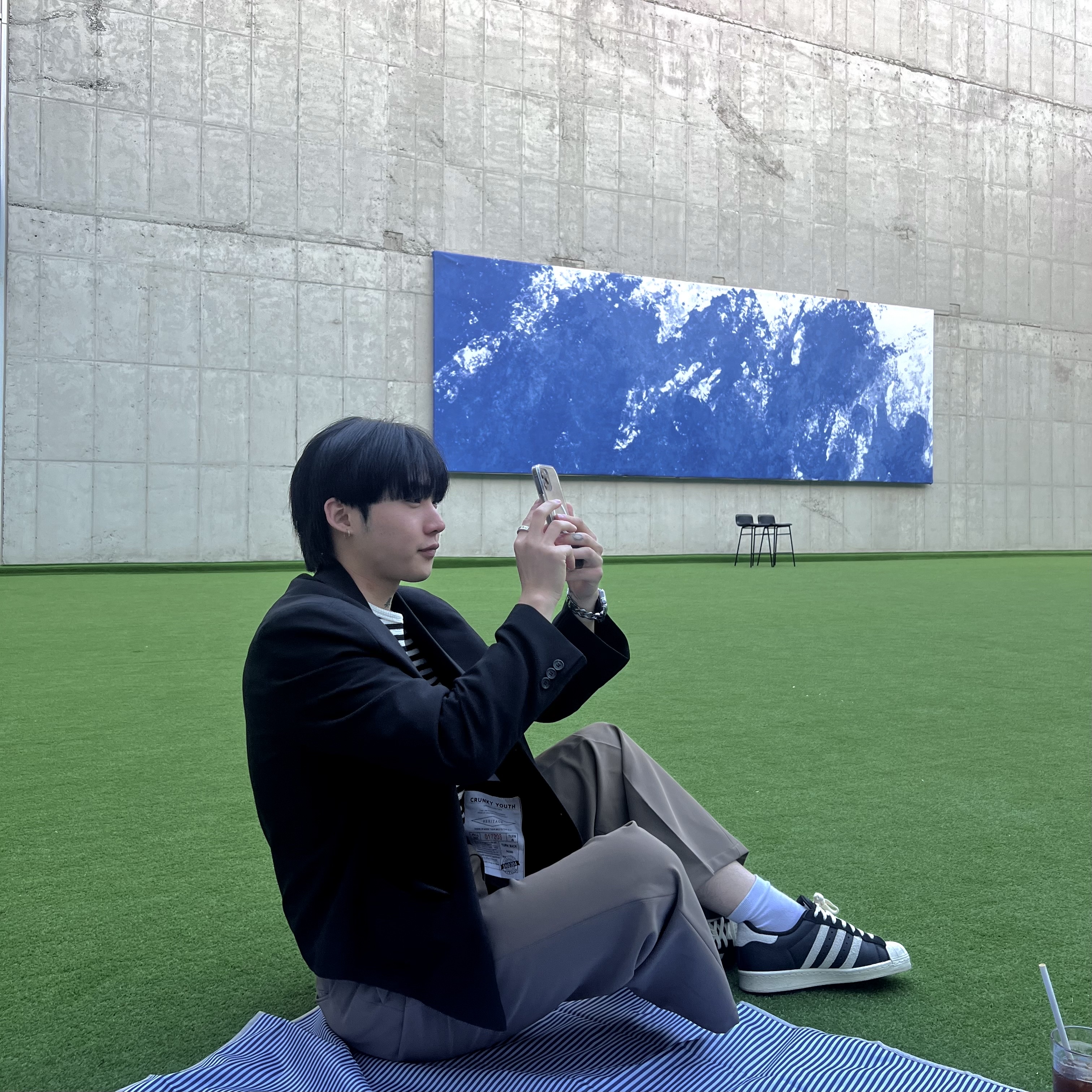 아디다스 슈퍼스타 82 블랙 화이트 착용 스타일 - 1